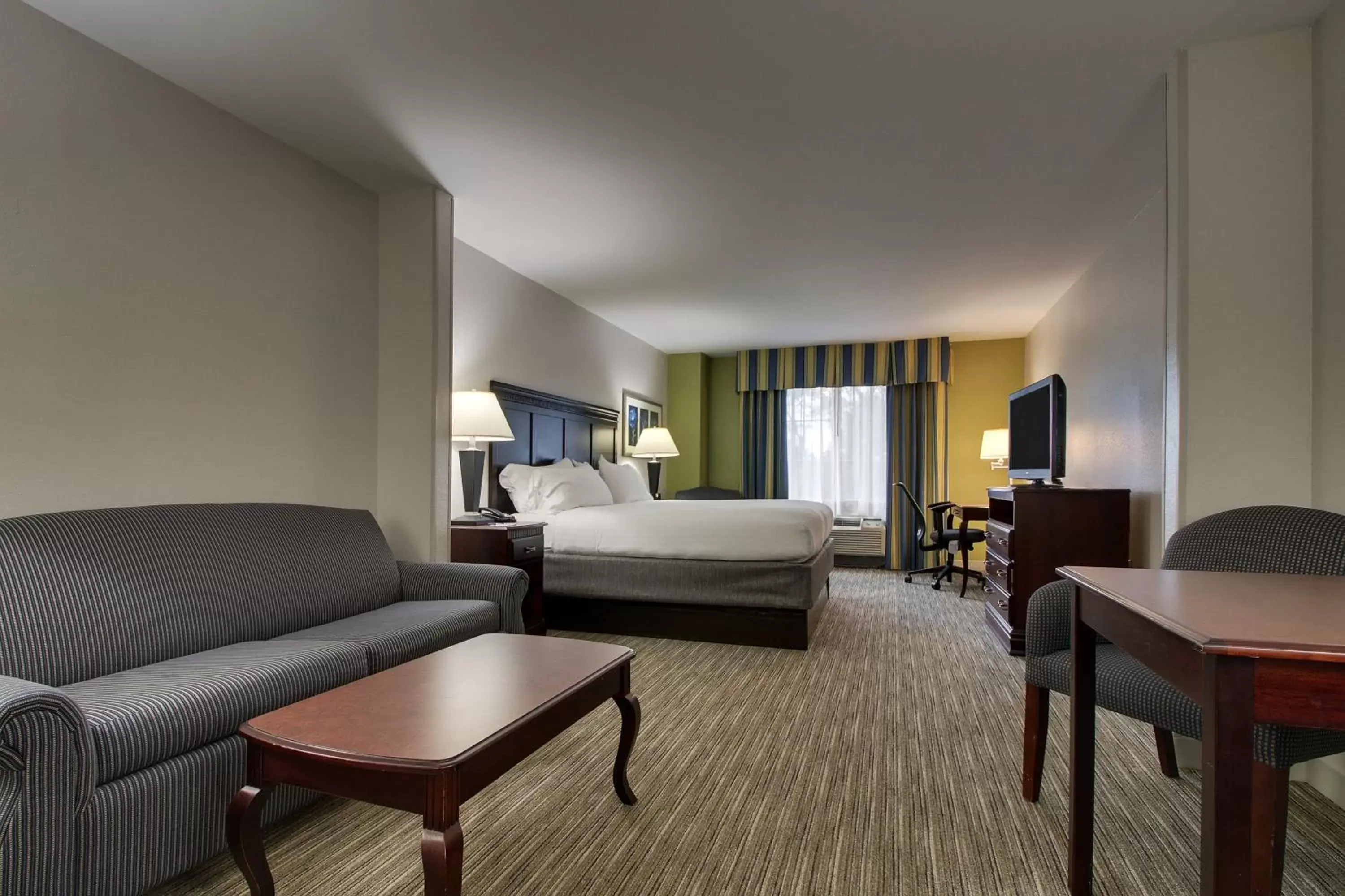 King Suite with Mobility Accessible Transfer Shower in Holiday Inn Express Hotel & Suites Middleboro Raynham by IHG King Suite with Mobility Accessible Transfer Shower in Holiday Inn Express Hotel & Suites Middleboro Raynham by IHG