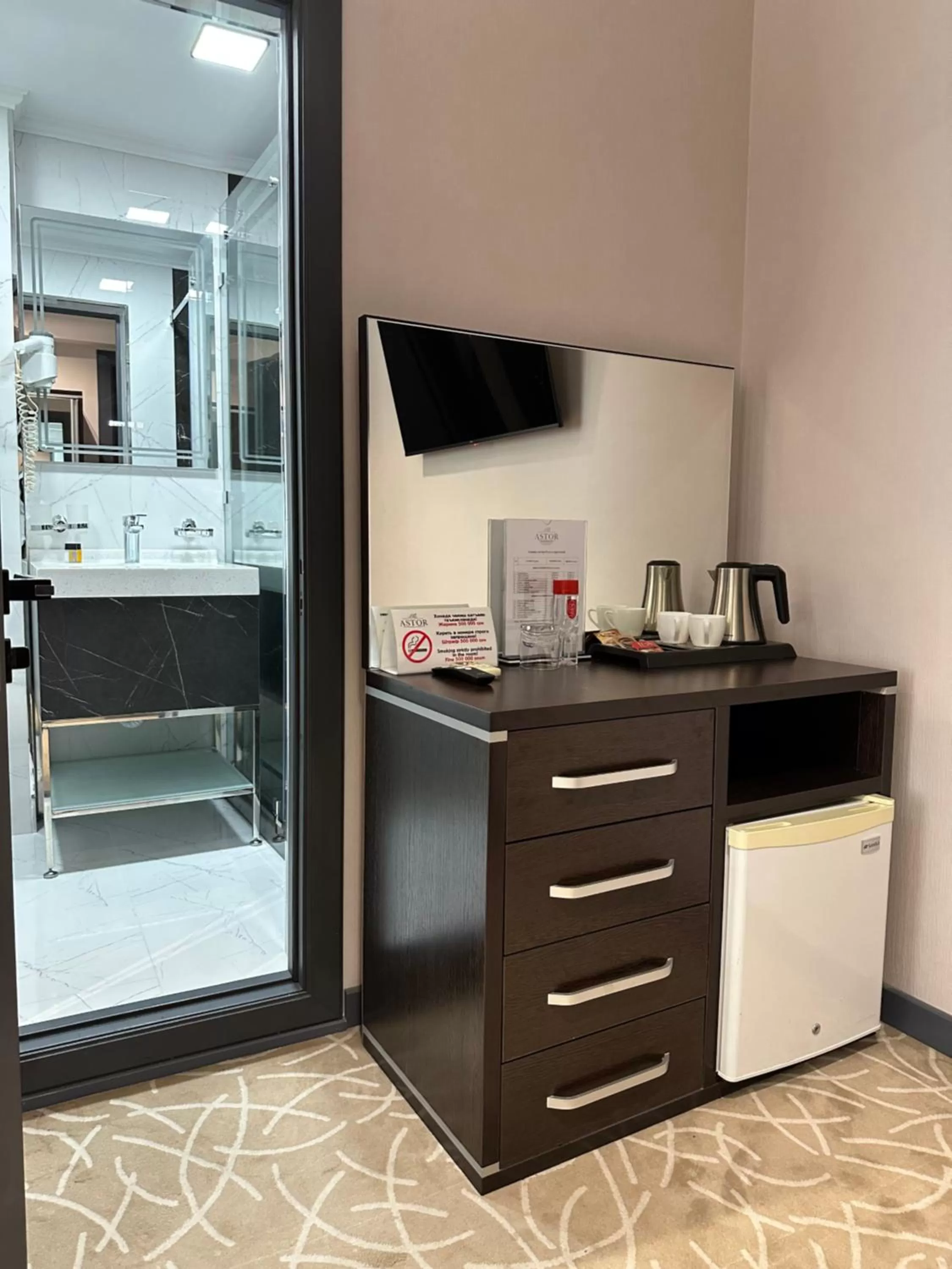 oven, TV/Entertainment Center in Astor Hotel