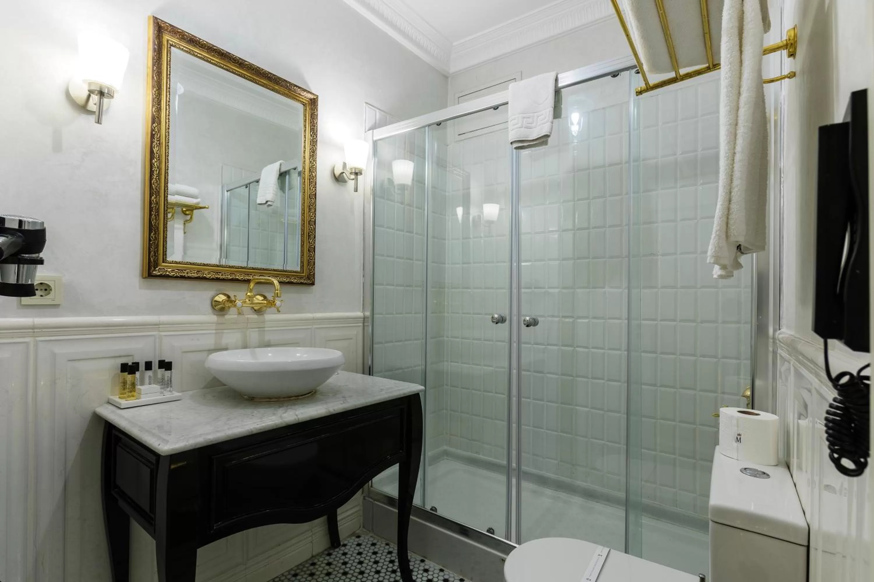 Shower in Meroddi Galata Mansion