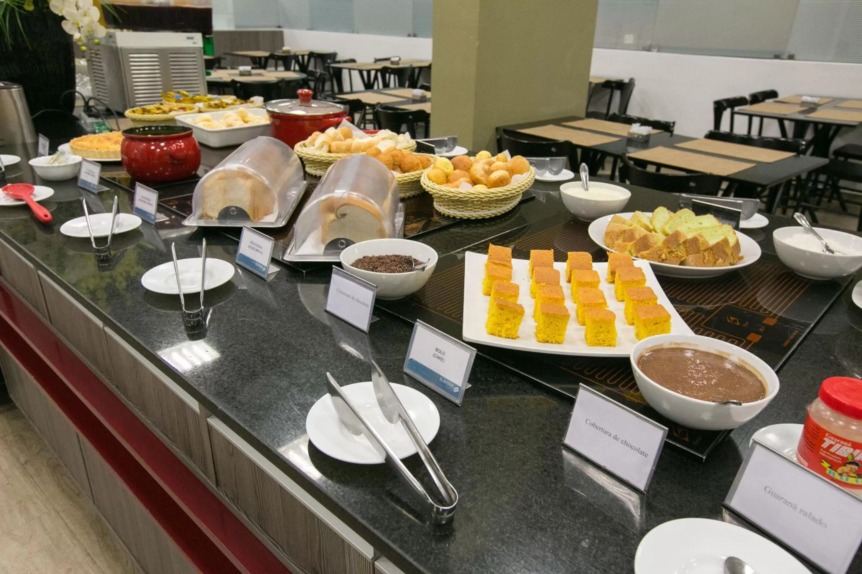 Buffet breakfast in Slim Cuiabá Aeroporto