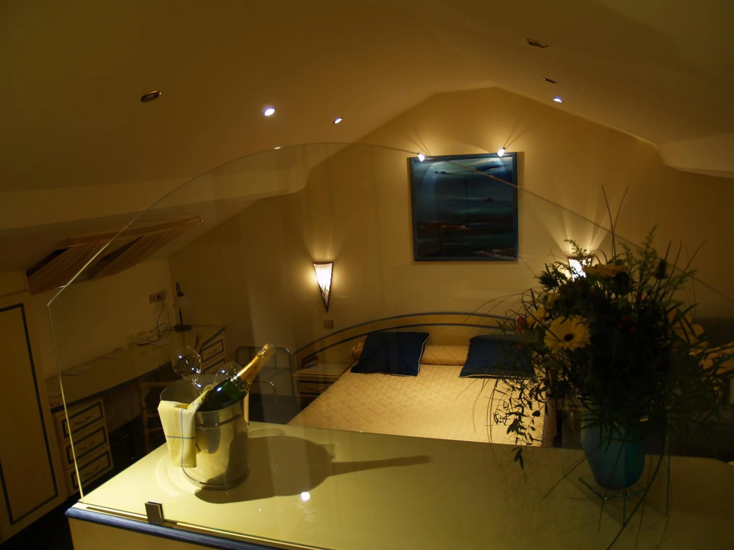 Photo of the whole room, Bed in Les Reflets Jaunes