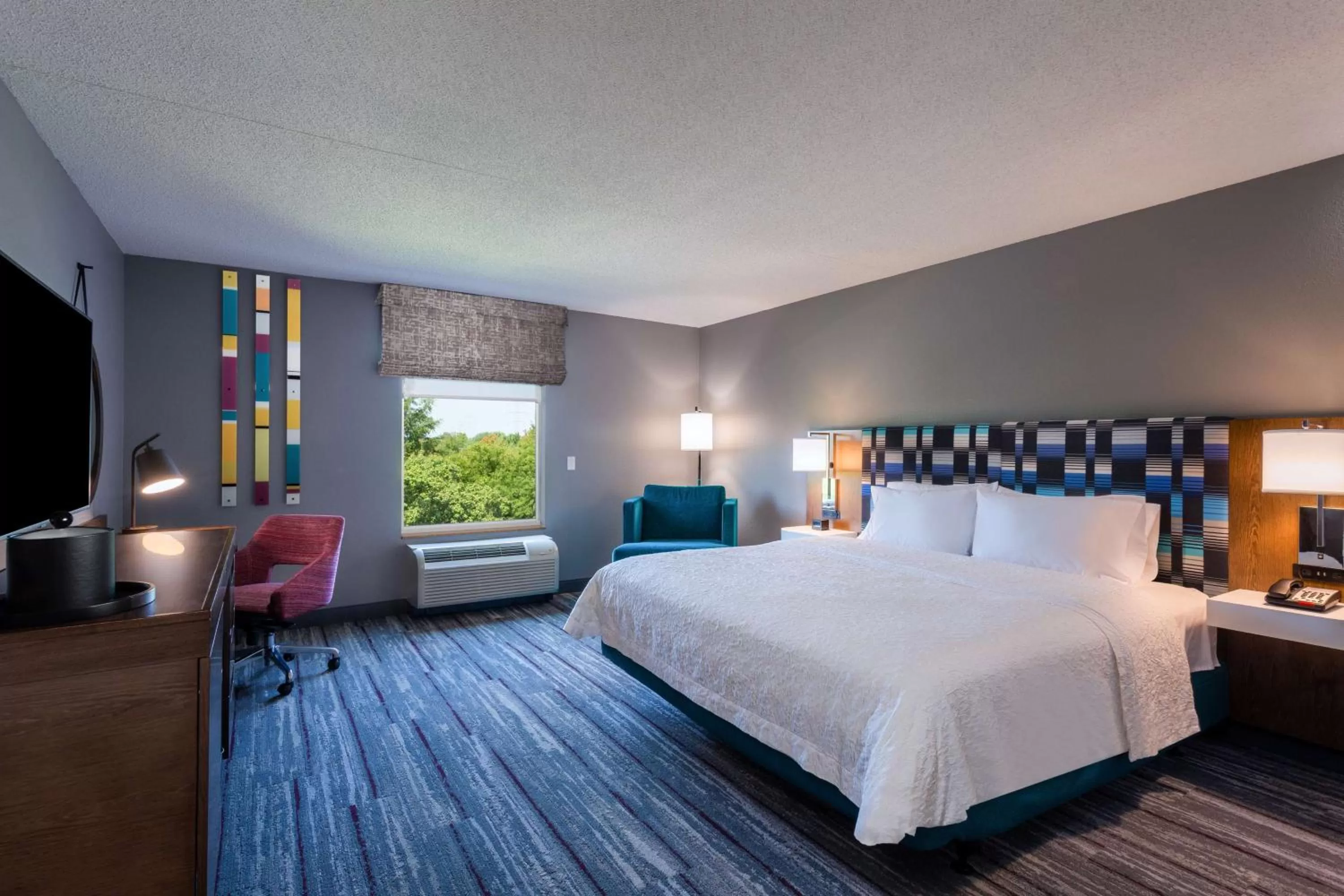 Bed in Hampton Inn & Suites Herndon-Reston