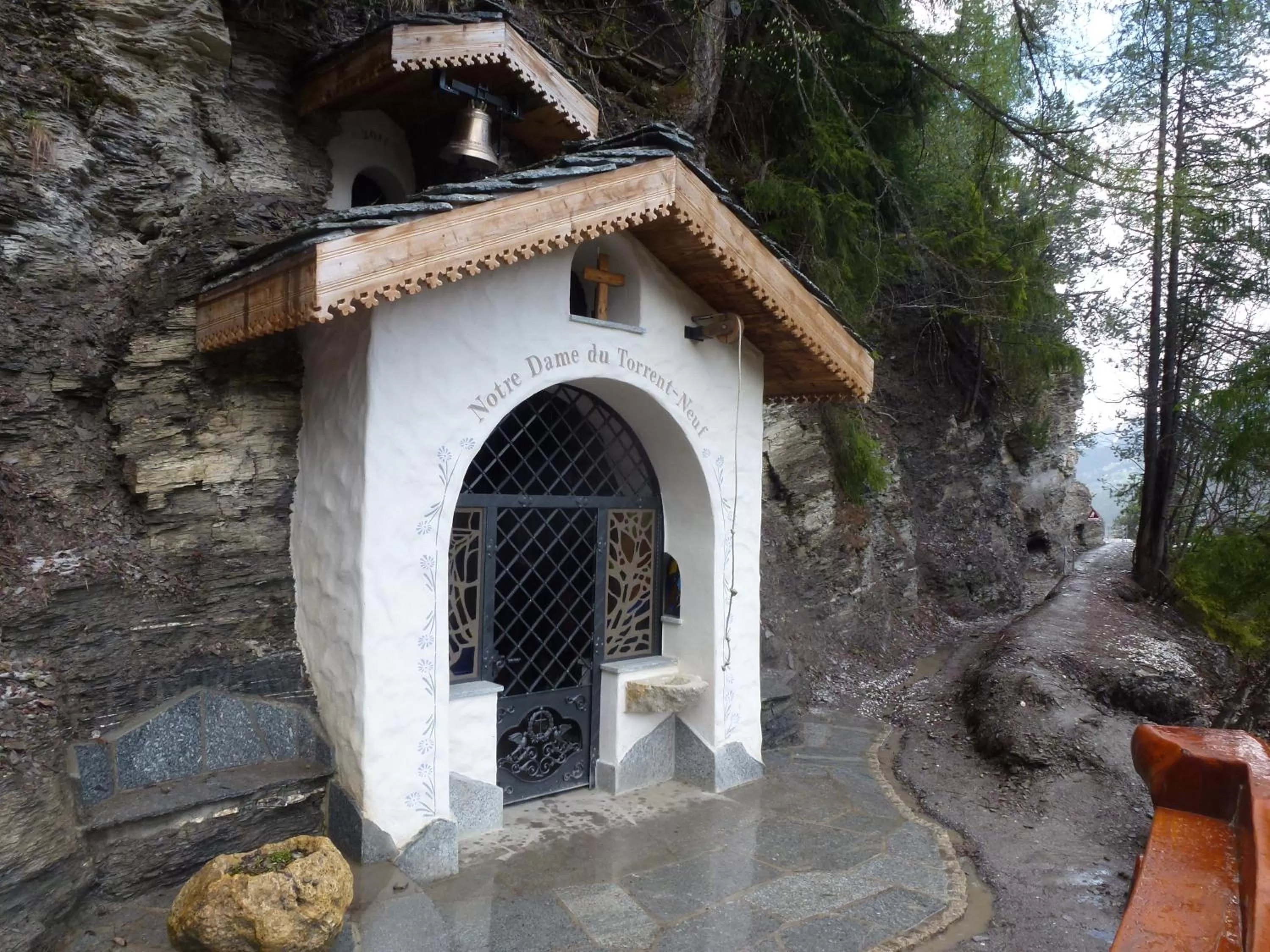 Hiking in bnb Valais - by La Sittelle
