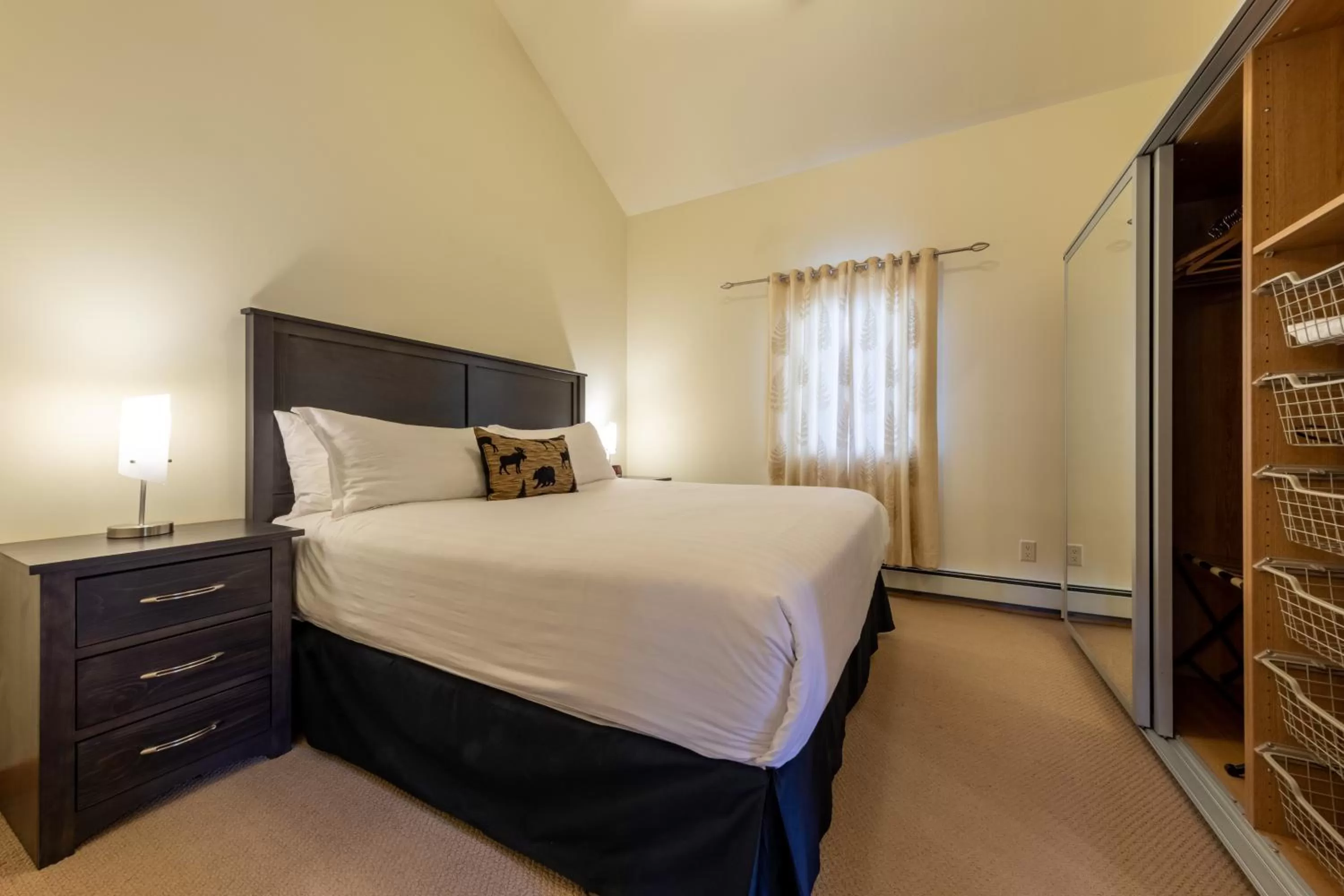 Bedroom, Bed in Canyon Ridge Lodge