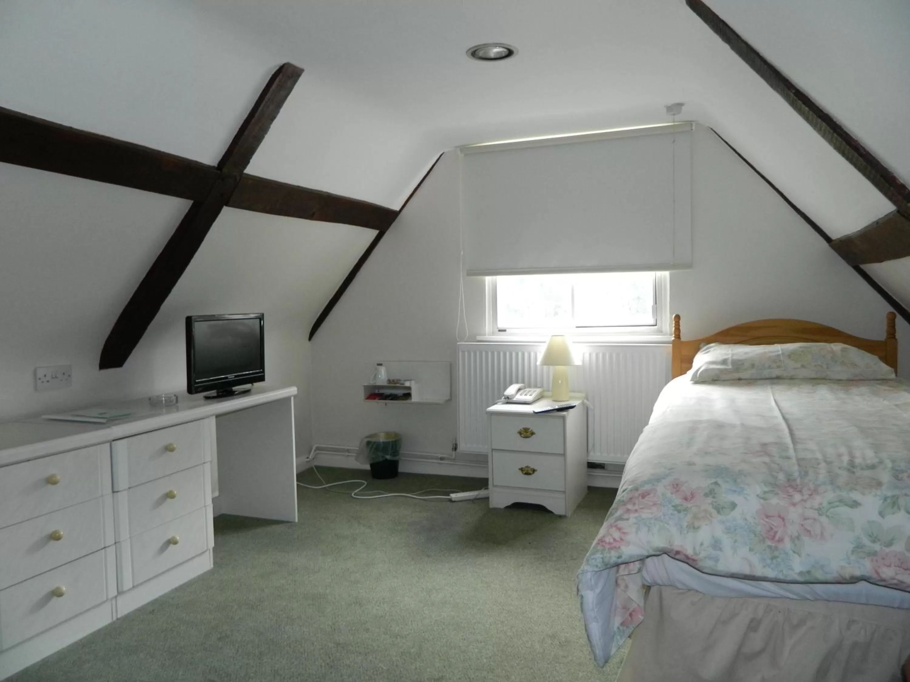 Photo of the whole room, Bed in The Cedars Hotel