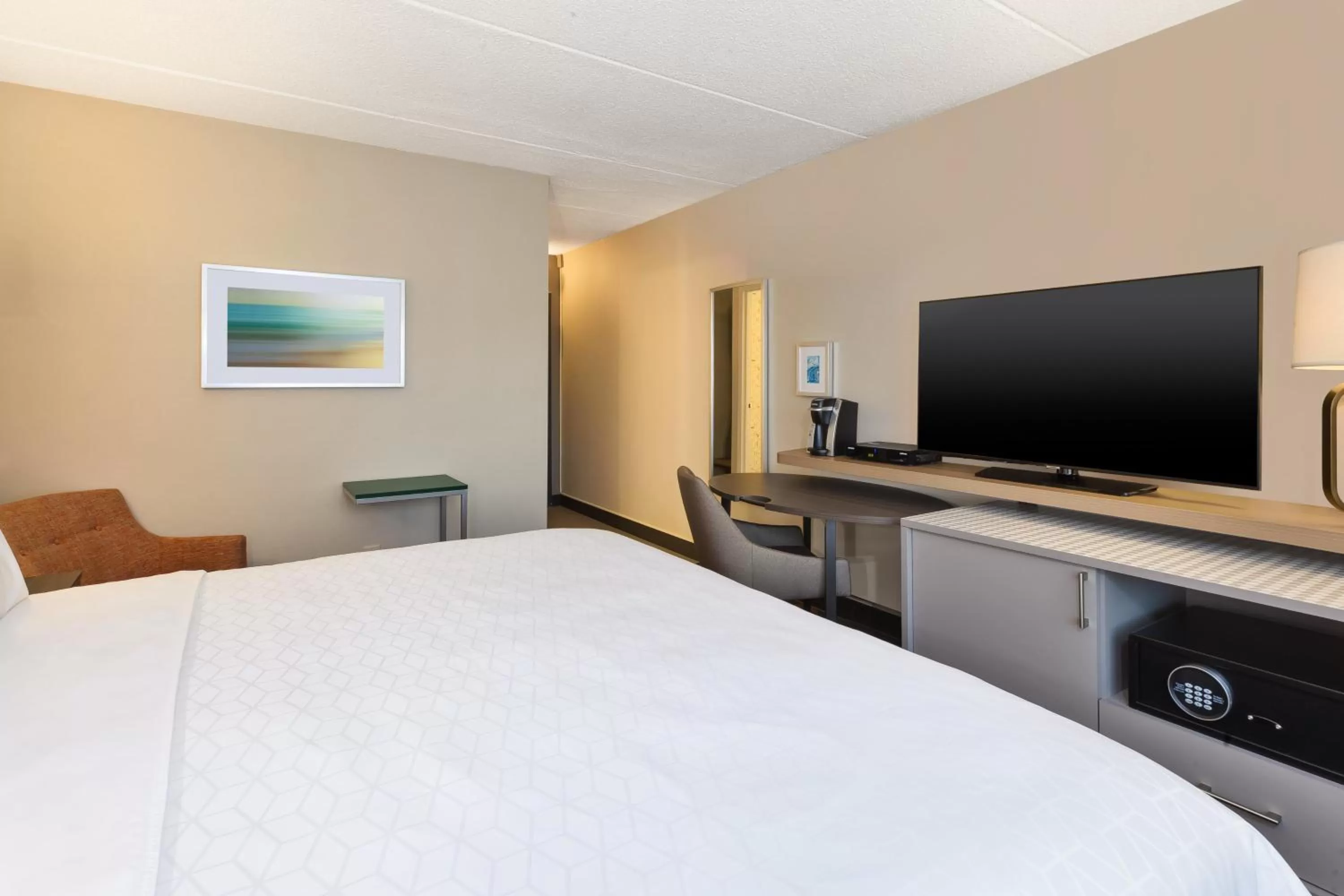 Photo of the whole room, Bed in Holiday Inn Westbury-Long Island by IHG