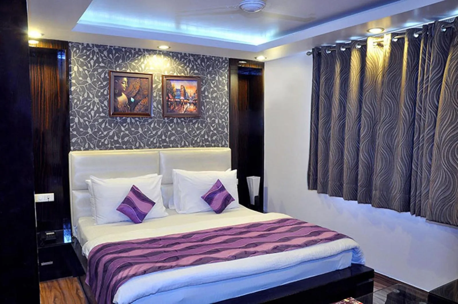 Bed in Hotel Elegance