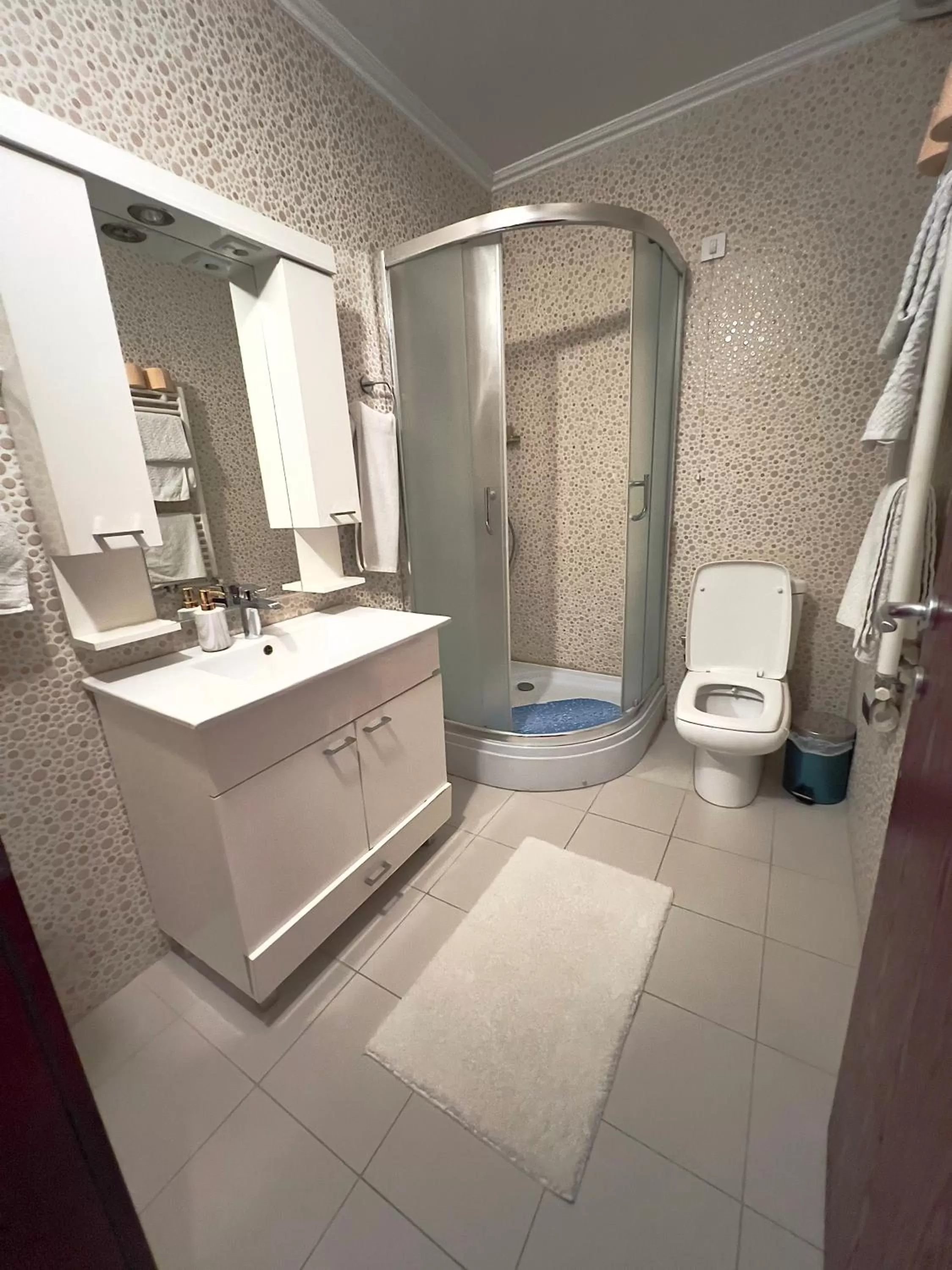 Shower, Bathroom in HOTEL LYBETEN