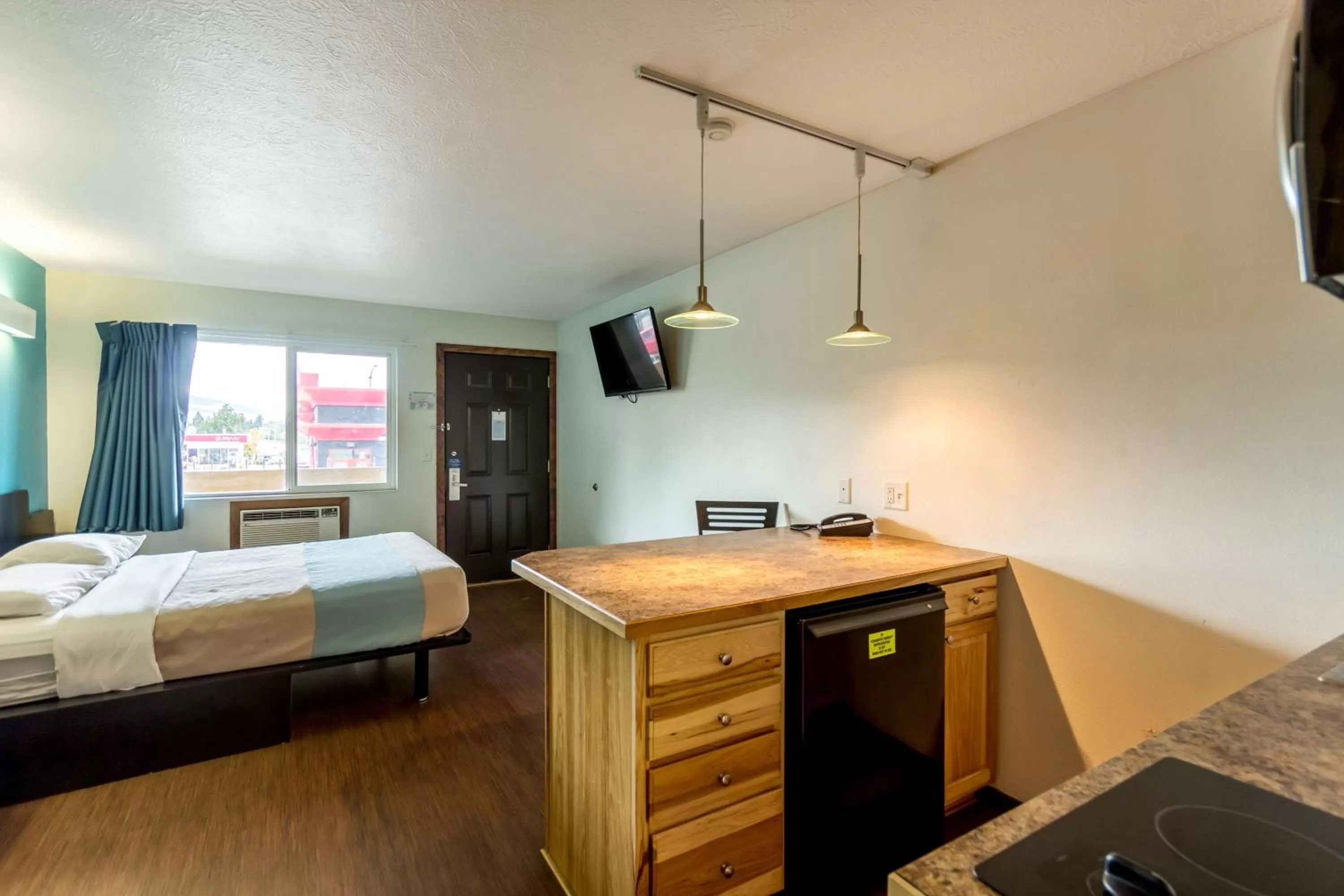 Photo of the whole room, Bed in Motel 6 University Missoula