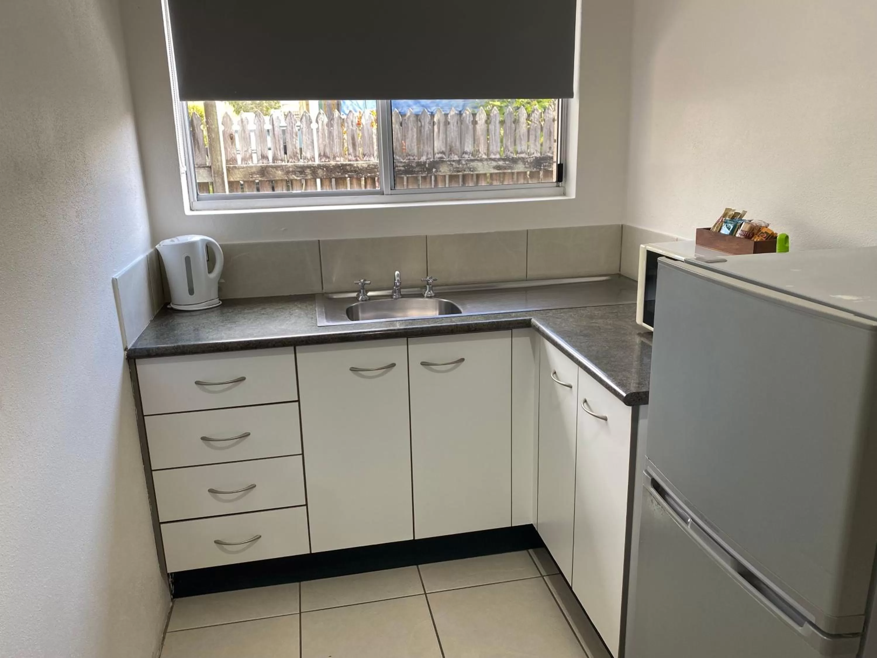 Kitchen or kitchenette in Tin Can Bay Motel