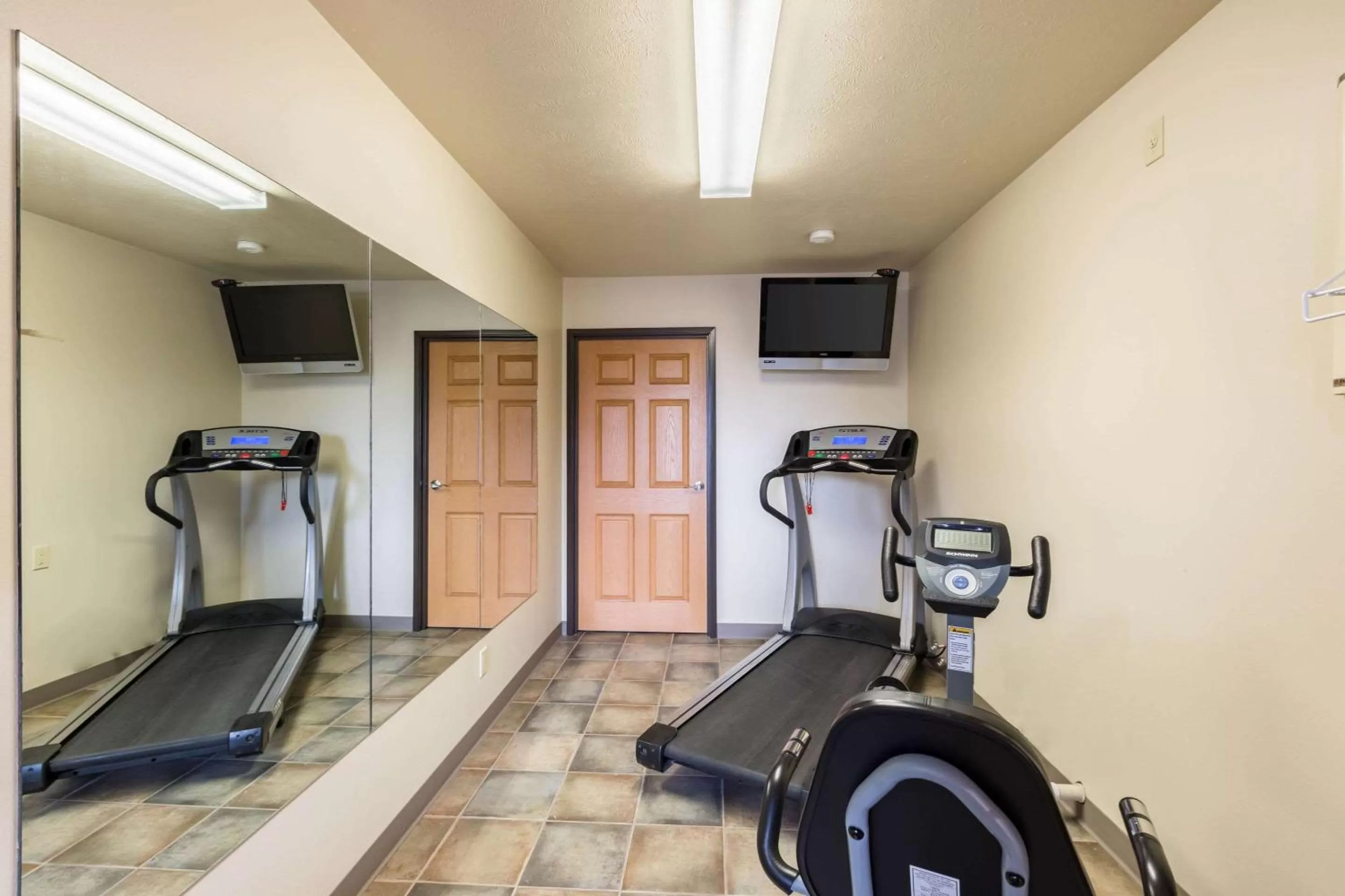 Fitness centre/facilities in Harmony Inn & Suites