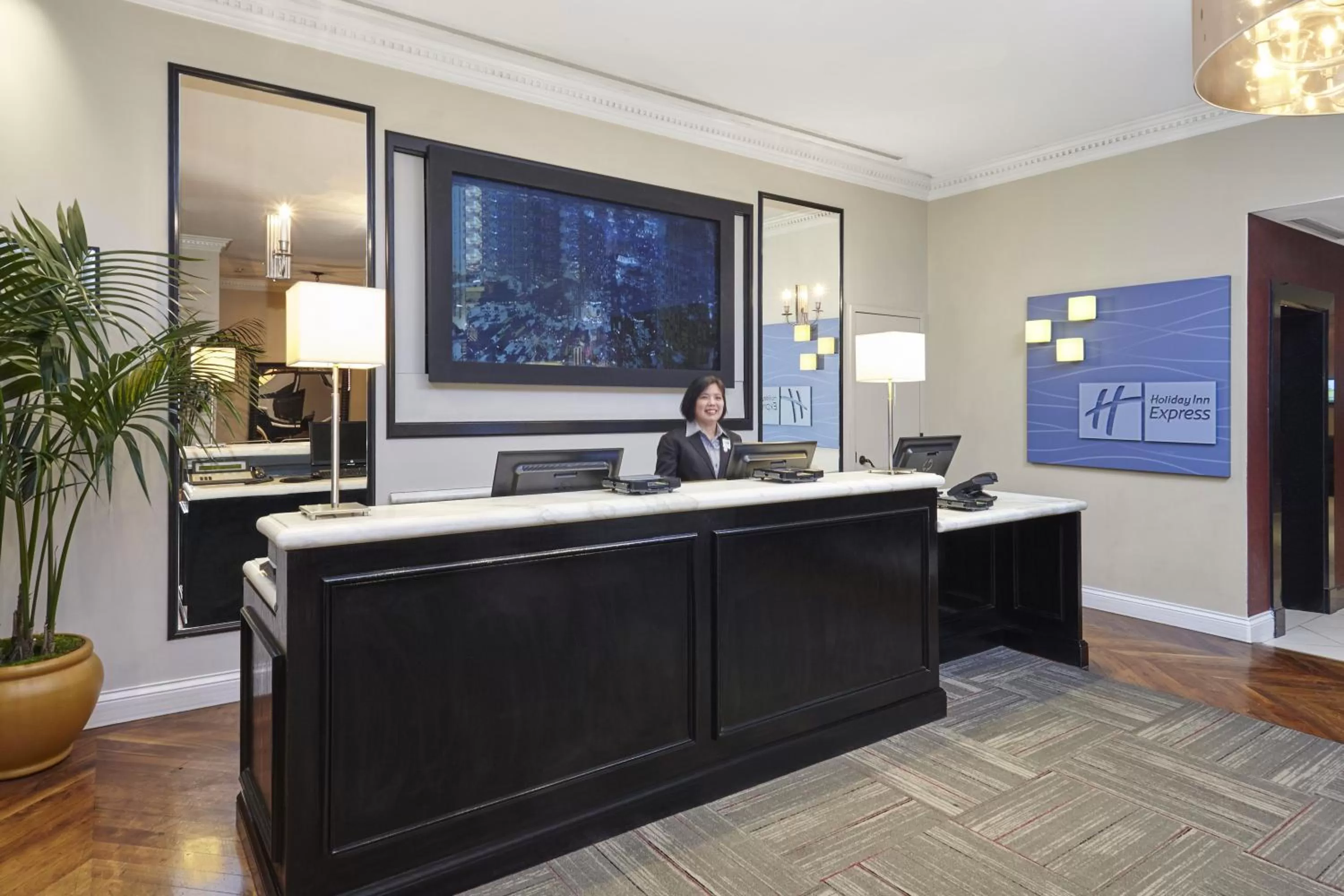 Lobby or reception in Holiday Inn Express Chicago - Magnificent Mile by IHG