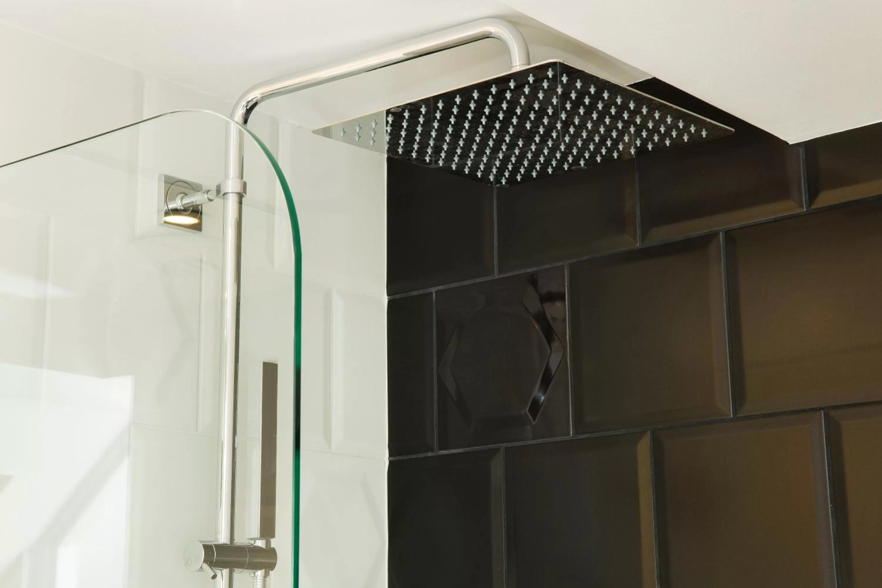 Shower in Hotel Haussmann Saint Augustin