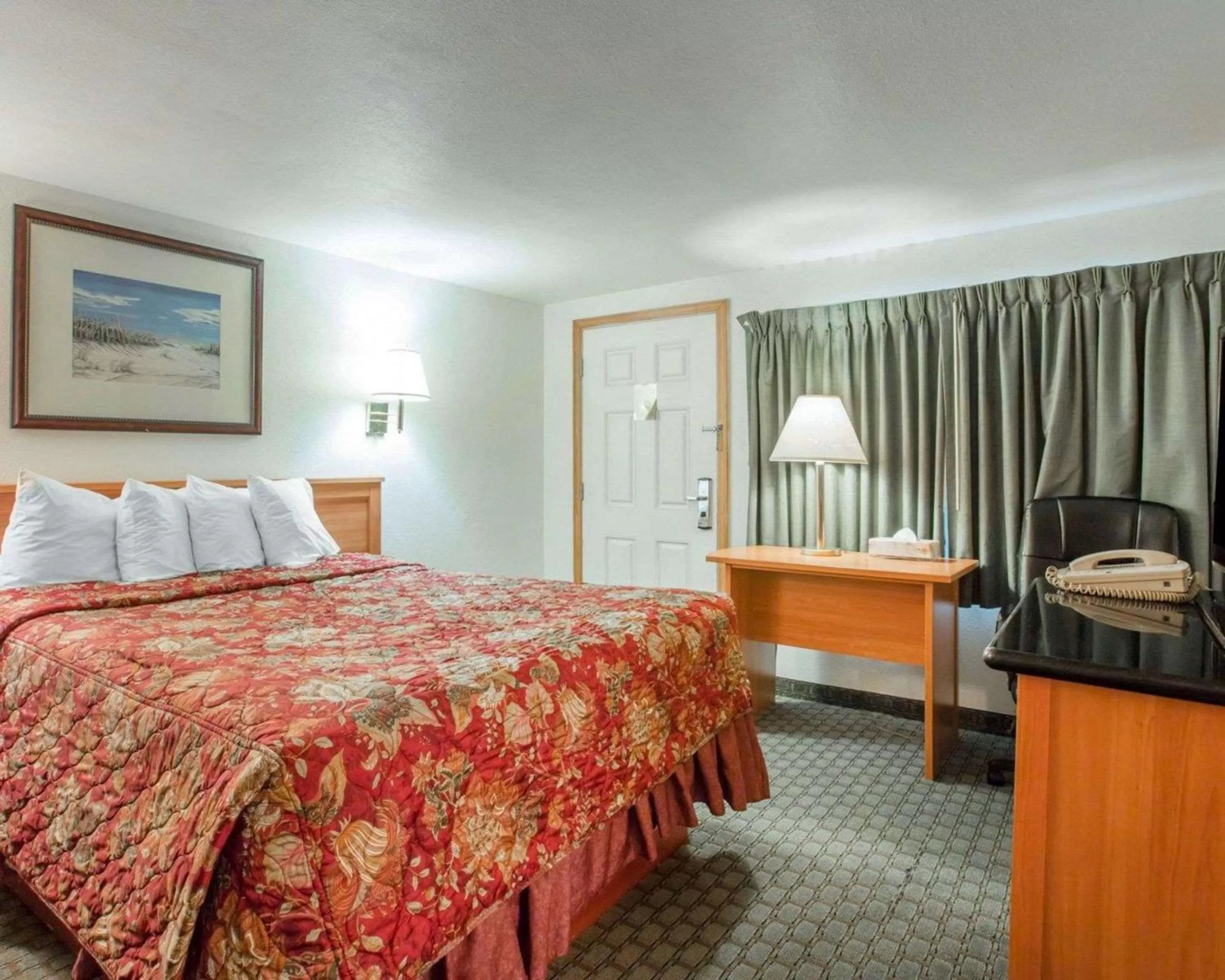 Photo of the whole room, Bed in Rodeway Inn Newport