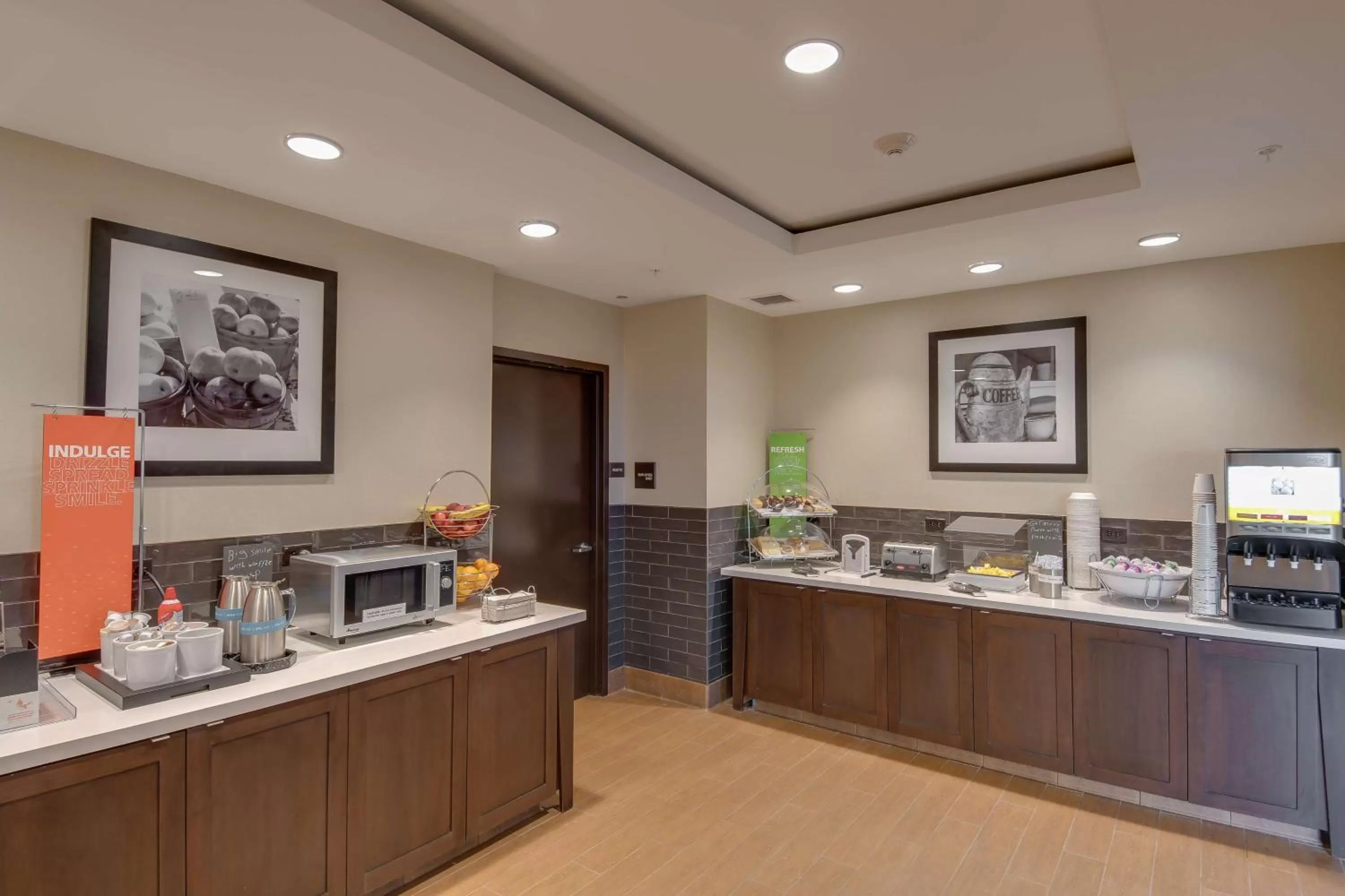 Dining area in Hampton Inn & Suites Los Angeles - Glendale