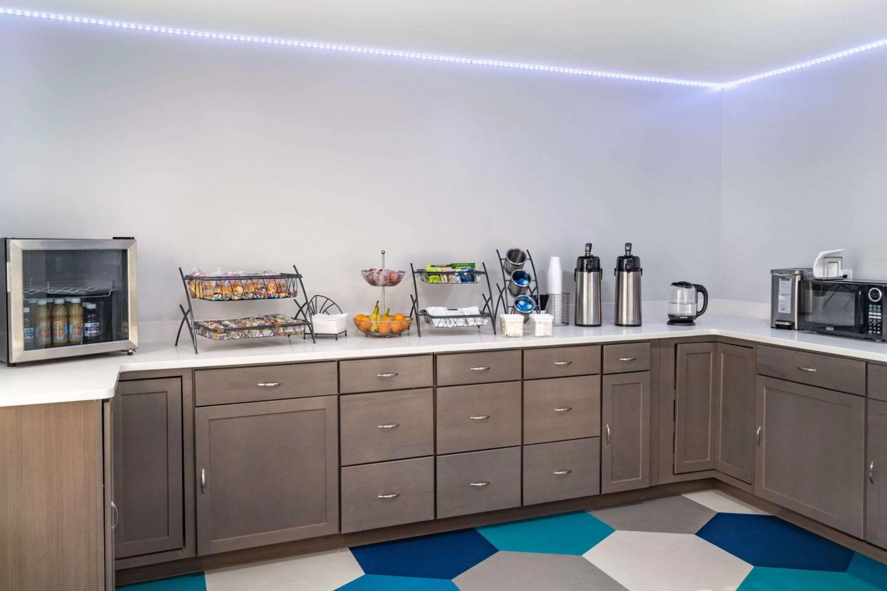 Restaurant/places to eat, Kitchen/Kitchenette in Microtel Inn by Wyndham Athens