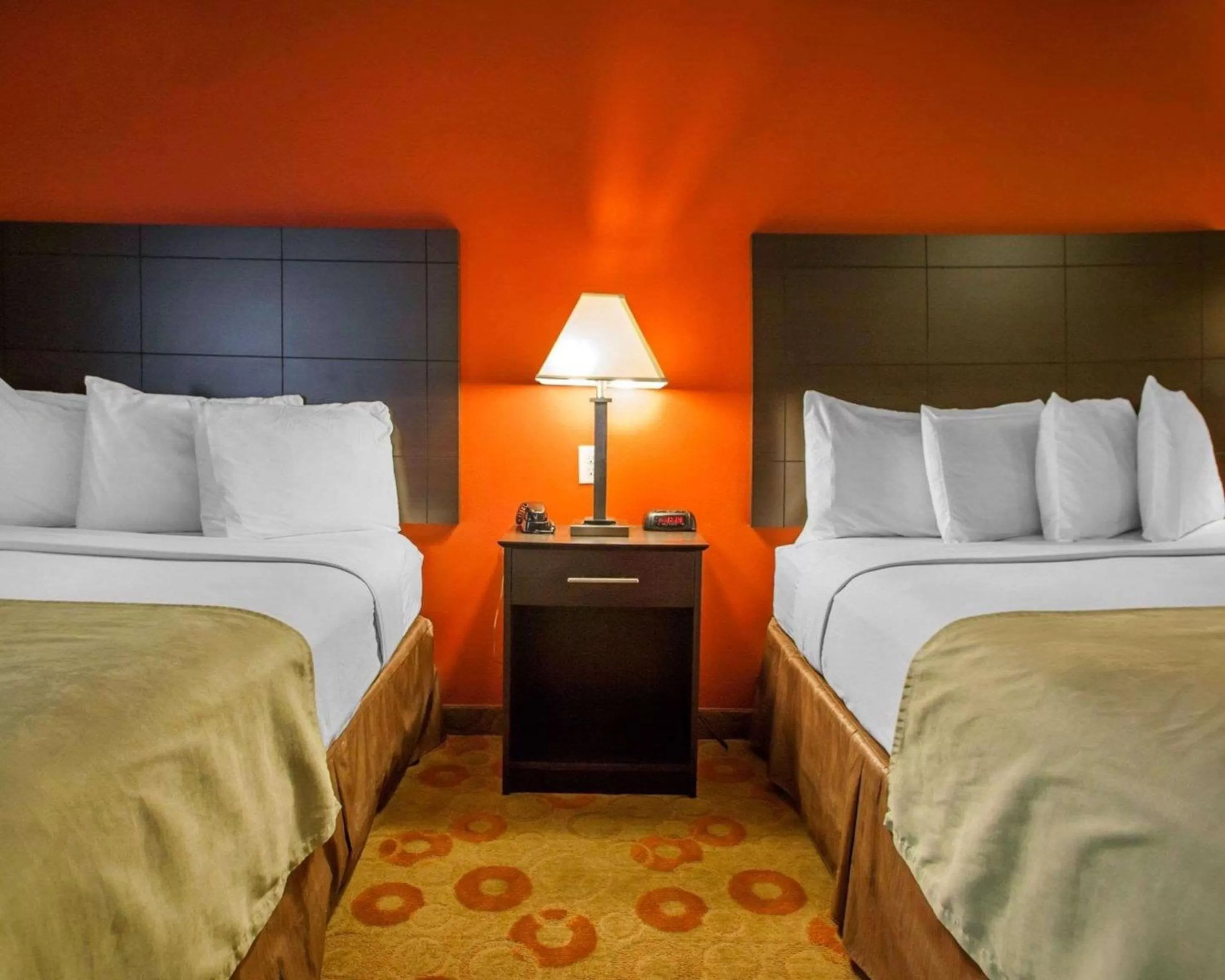 Photo of the whole room, Bed in Suburban Studios Cedar Falls