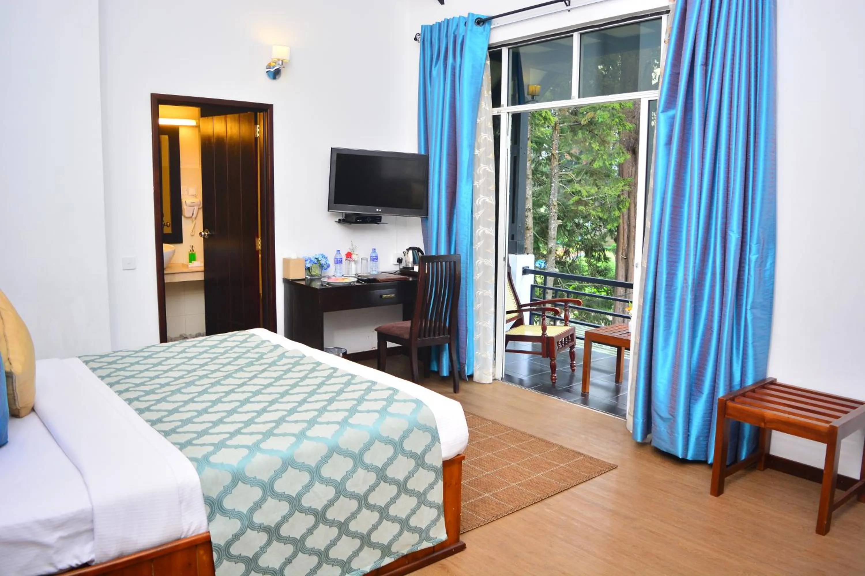 Communal lounge/ TV room, Bed in Unique Cottages