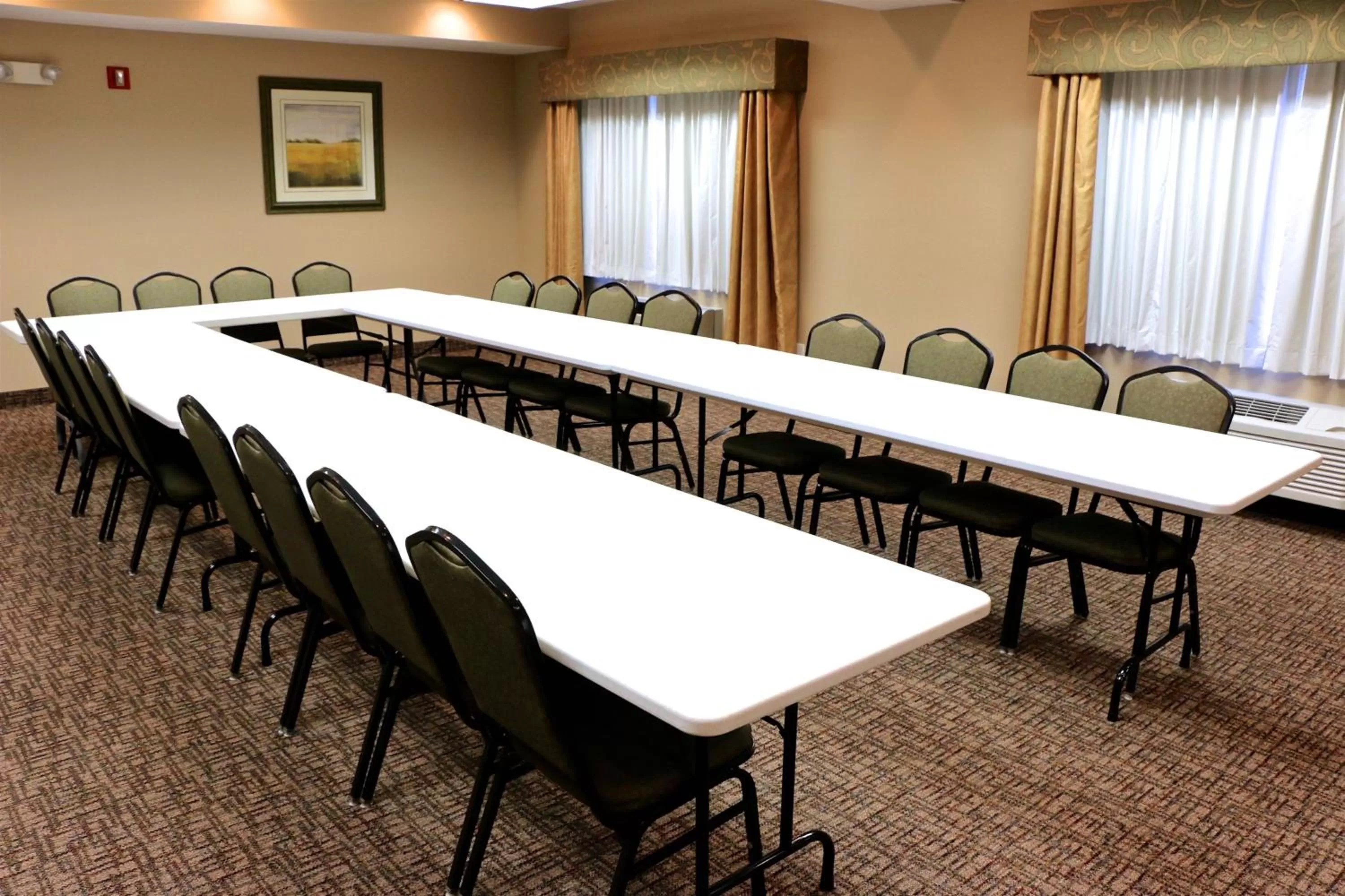 Meeting/conference room in Holiday Inn Express Hotel & Suites Pierre-Fort Pierre by IHG