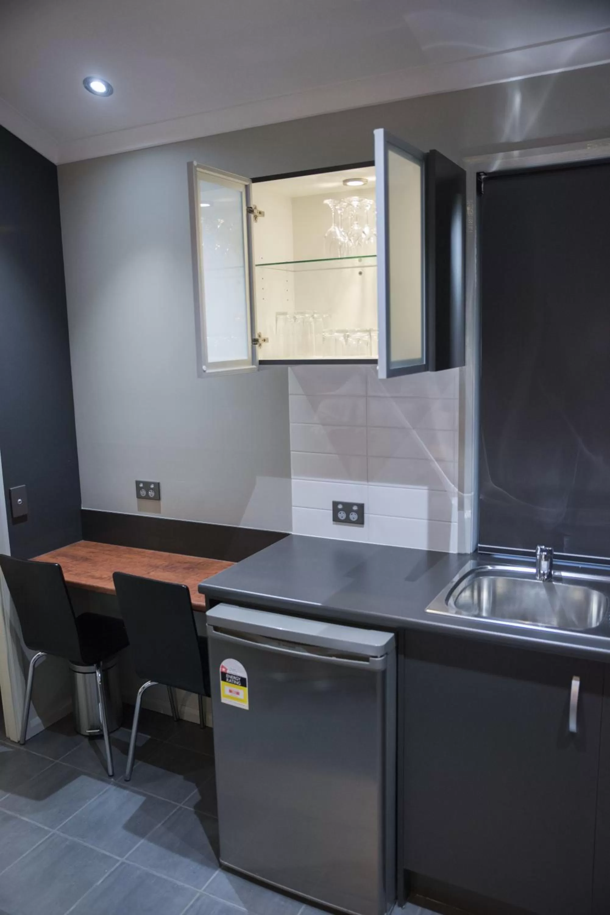 Kitchen or kitchenette in The Rocks Motel