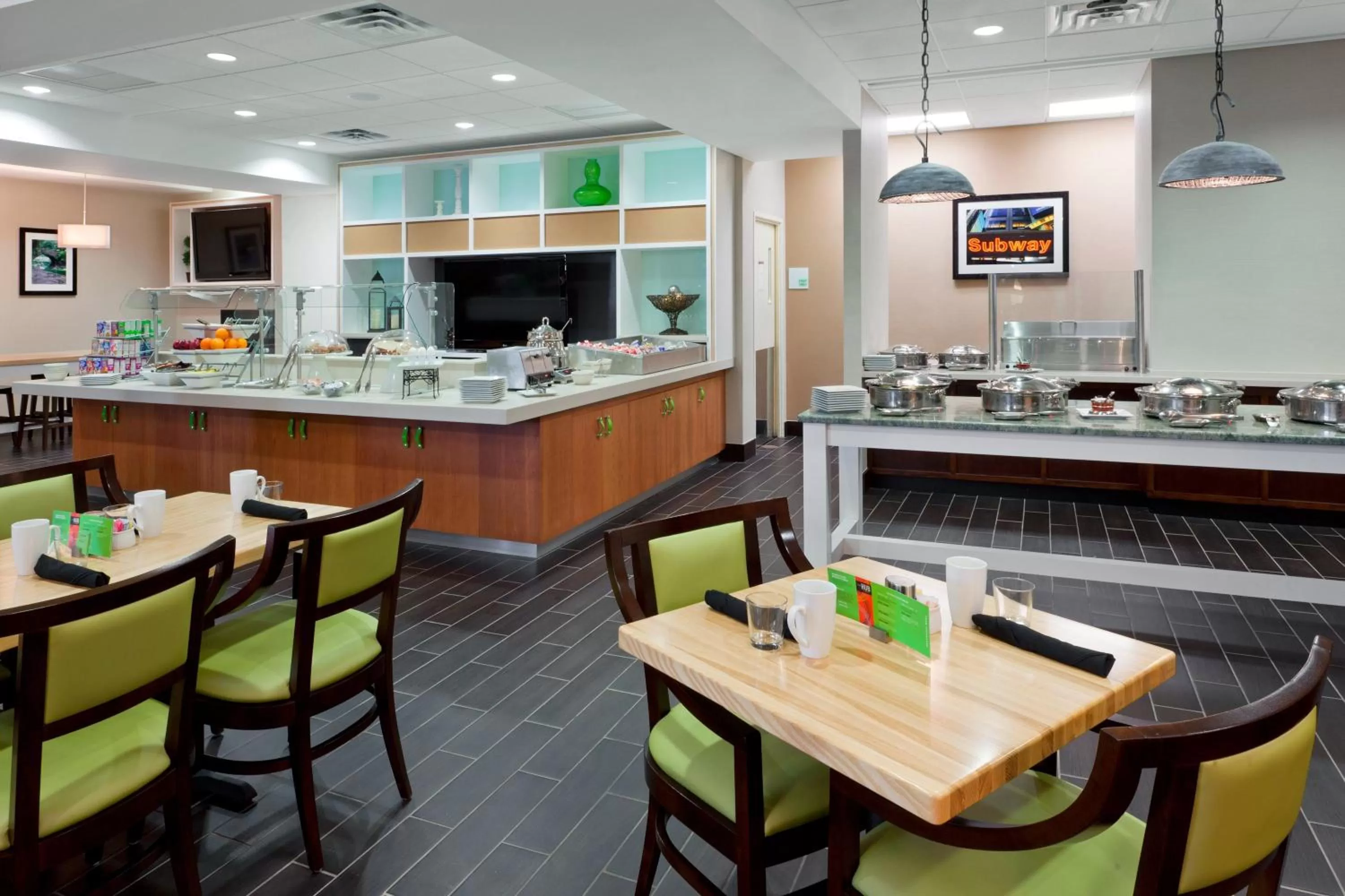 Restaurant/places to eat in Holiday Inn Clark - Newark by IHG