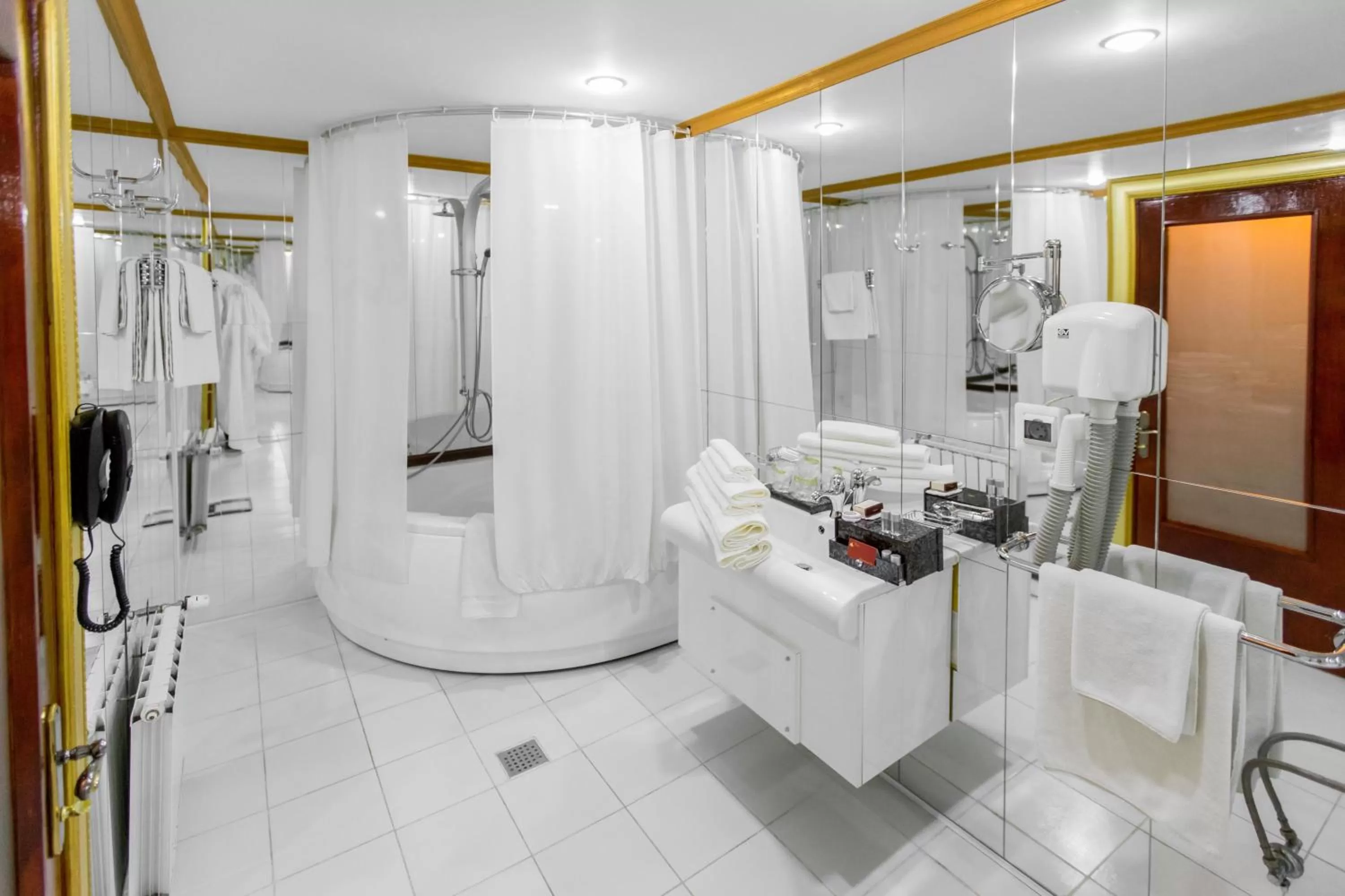 Bathroom in Bucharest Comfort Suites Hotel