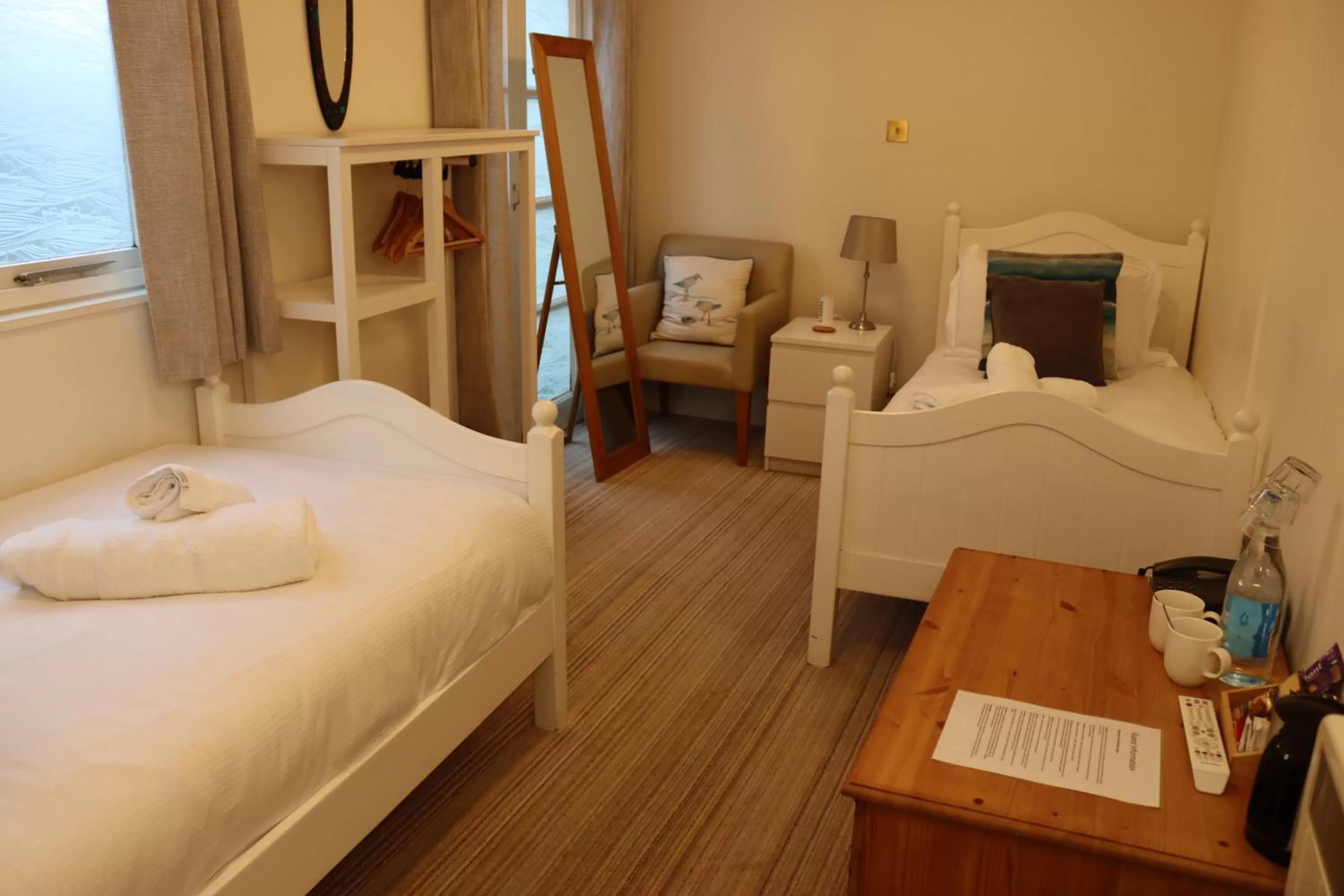 Photo of the whole room, Bed in The Mariners Hotel