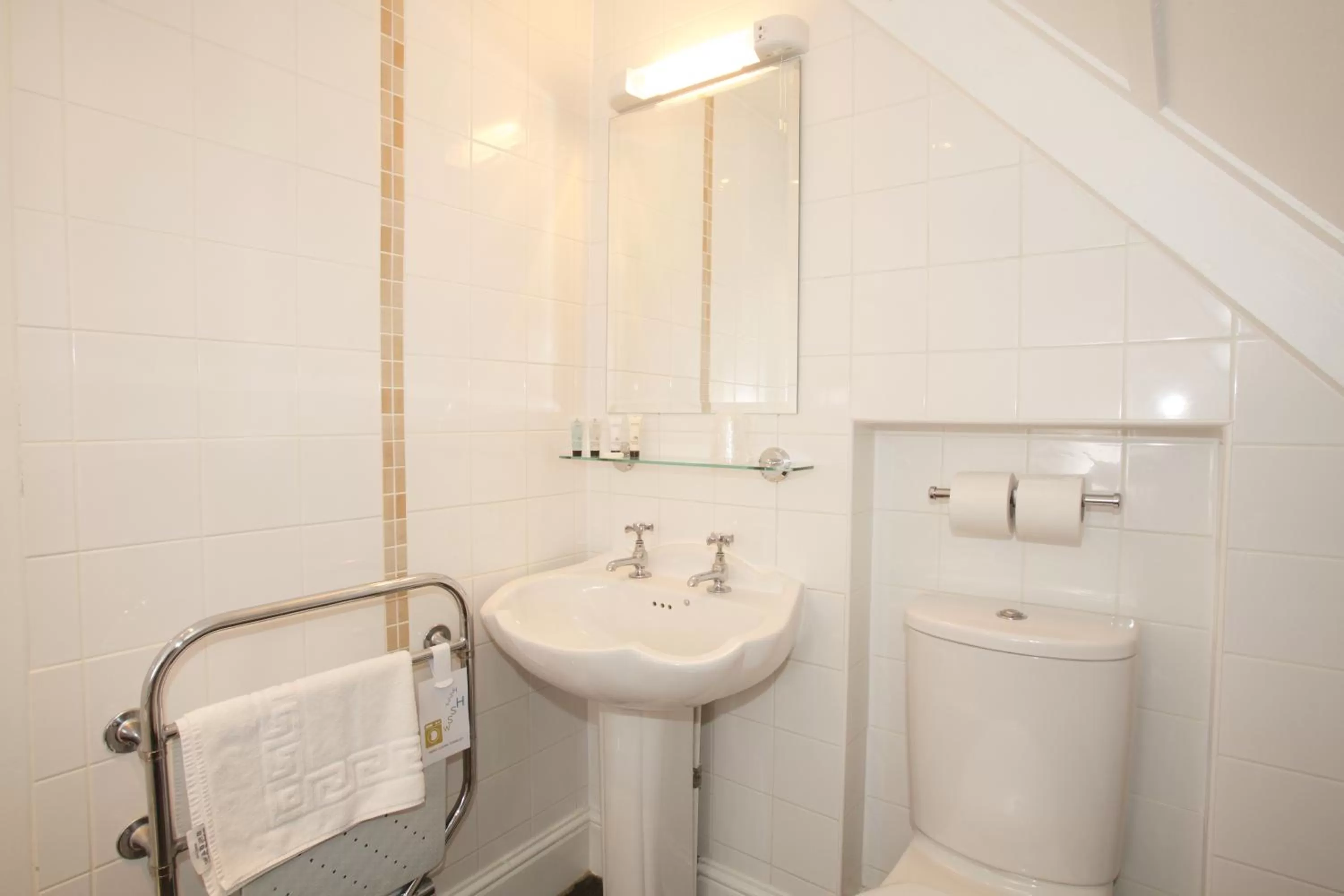 Bathroom in Fisherman's Cot, Tiverton by Marston's Inns