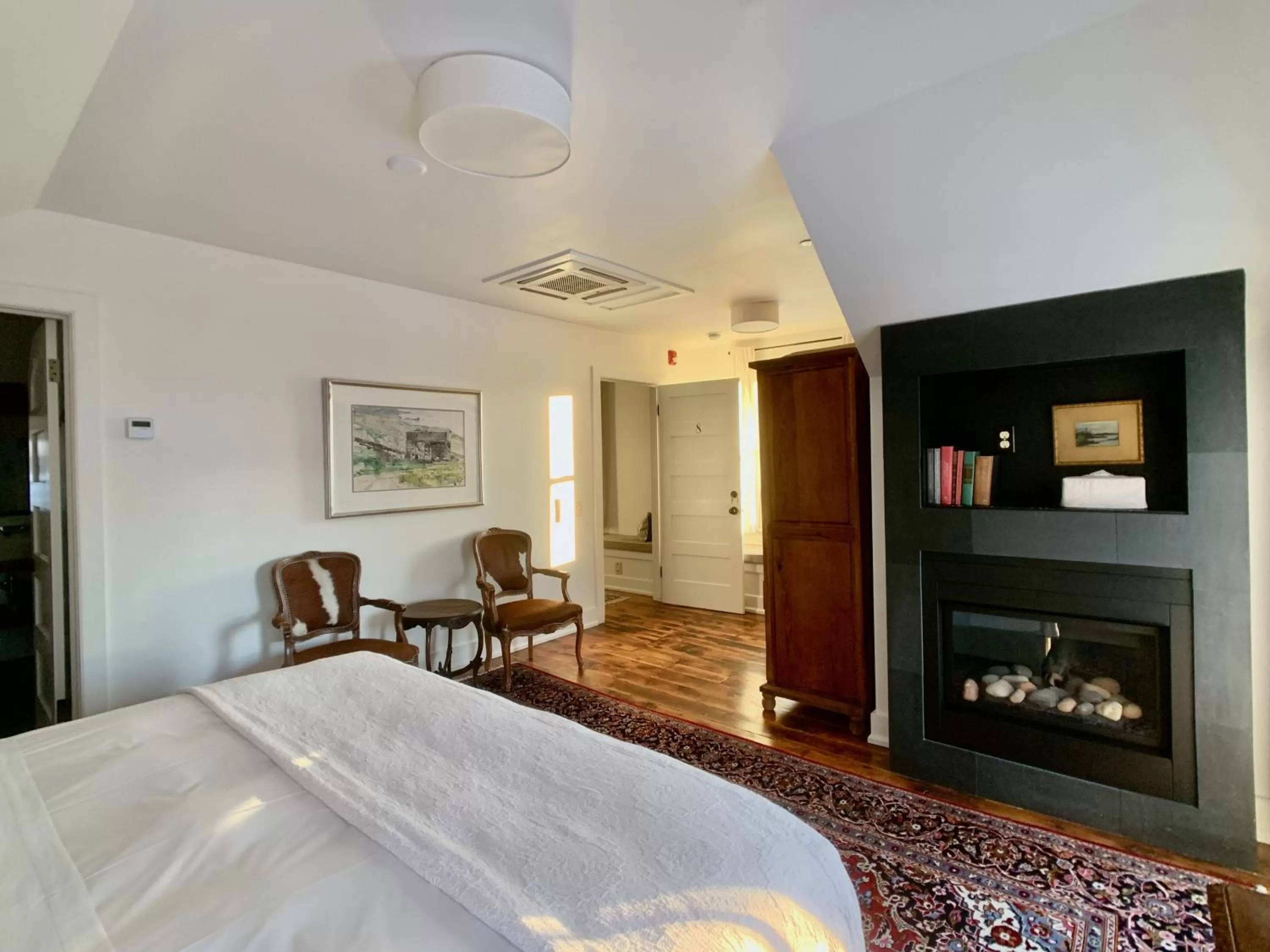 Photo of the whole room, Bed in Woodbourne Inn