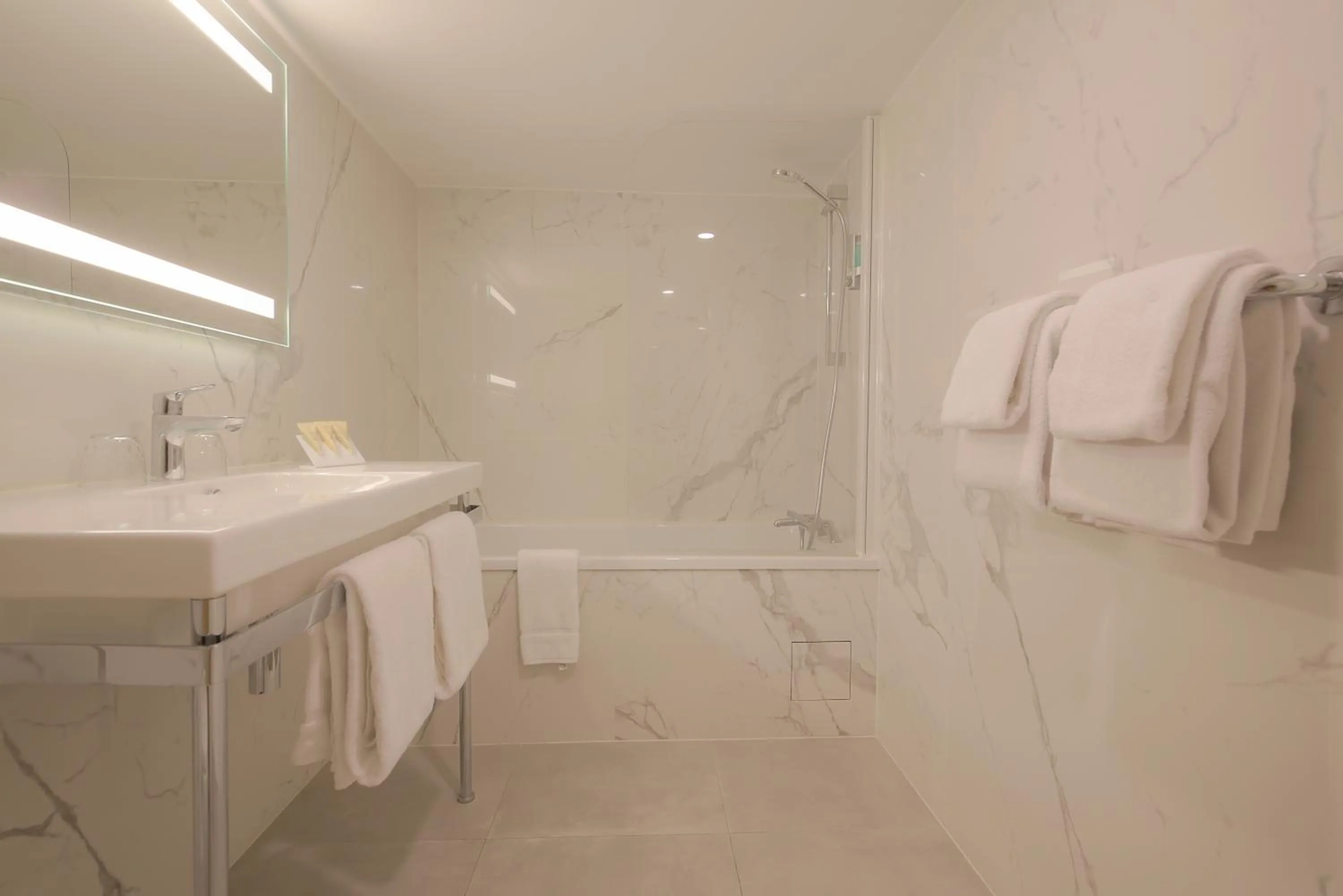 Bathroom in Hotel Le Renoir