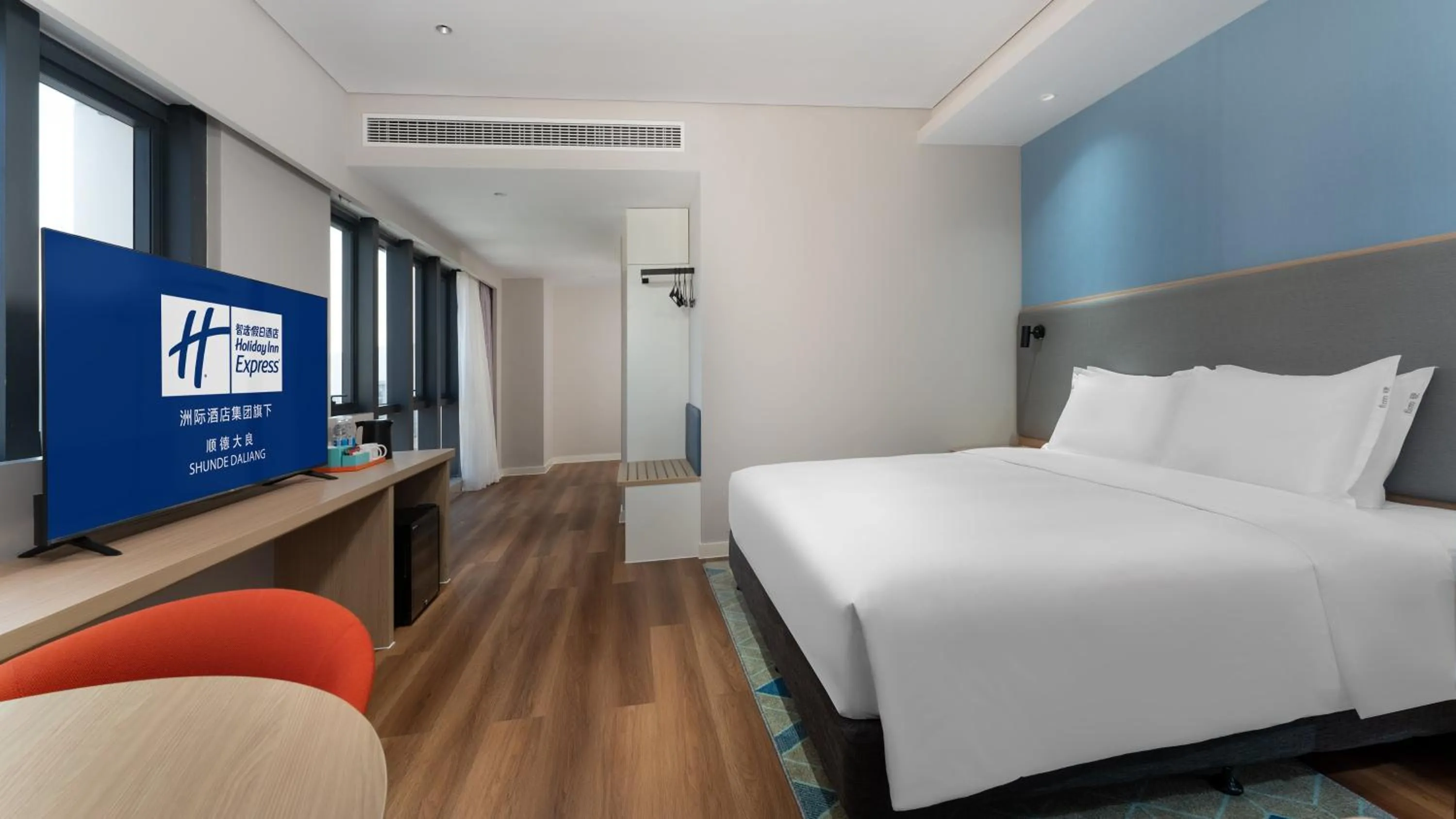 Photo of the whole room, Bed in Holiday Inn Express Shunde Daliang by IHG