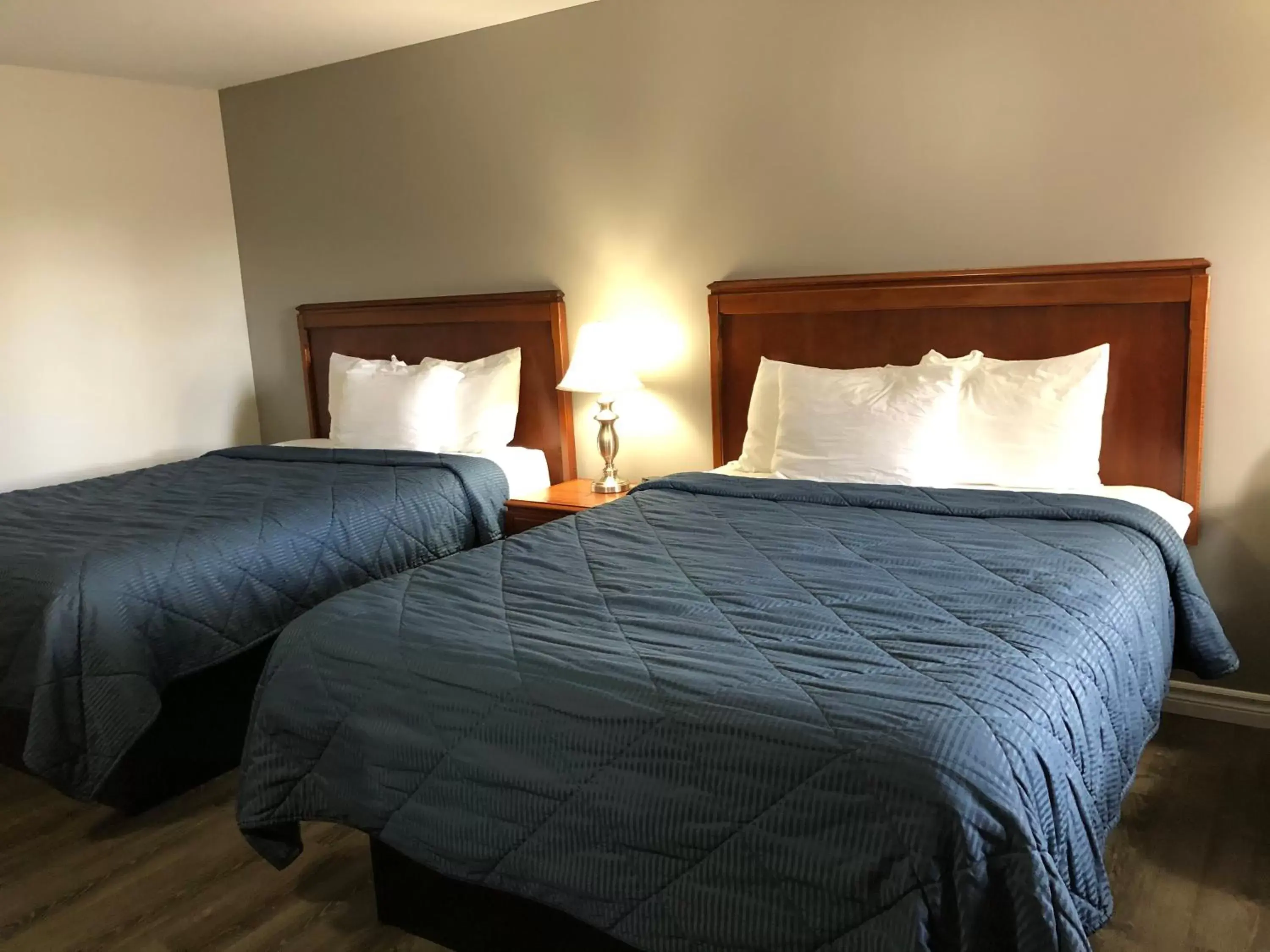 Queen Room with Two Queen Beds in Aquarius Motel Queen Room with Two Queen Beds in Aquarius Motel