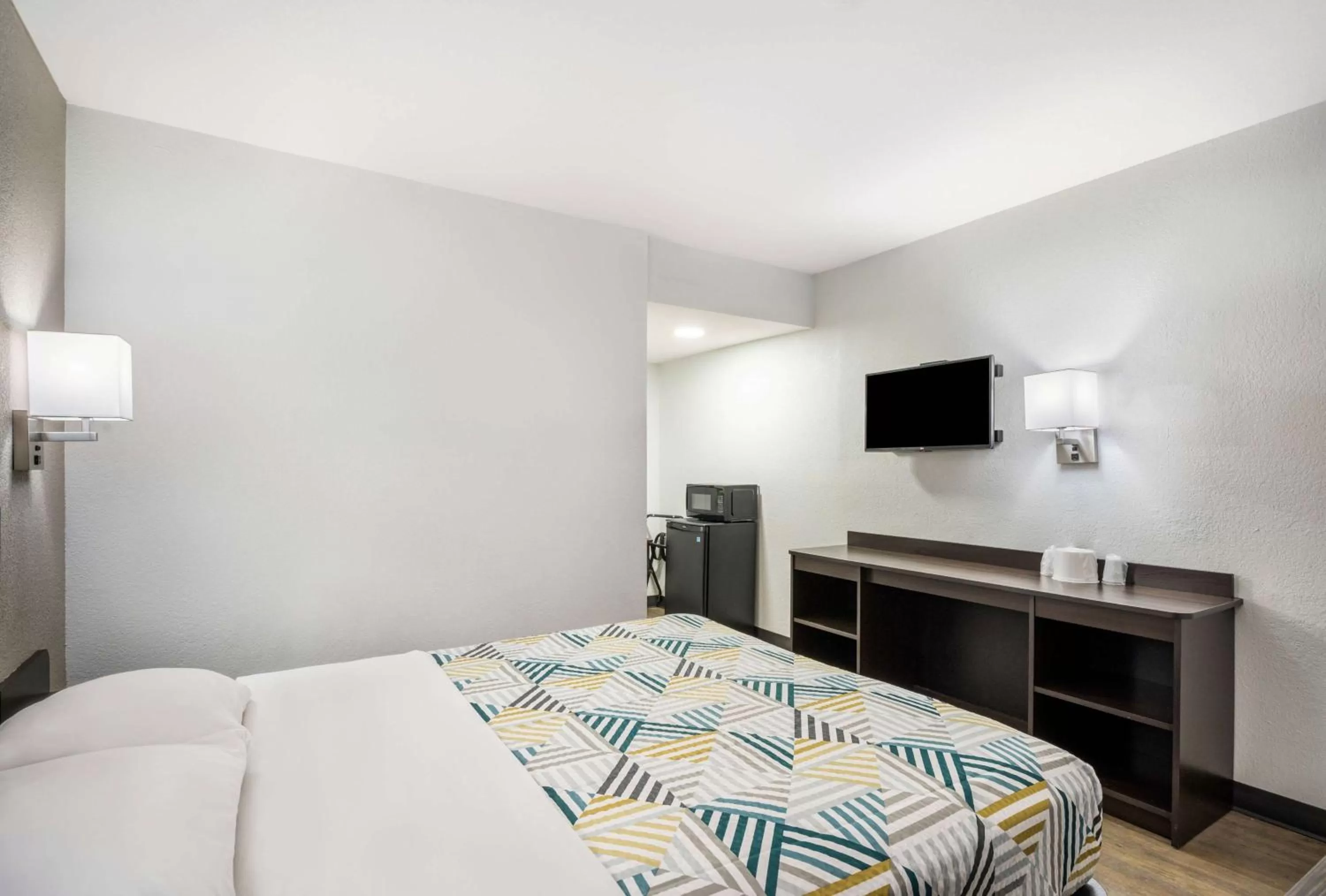 Photo of the whole room, Bed in Motel 6-Sandston, VA - Richmond, Va