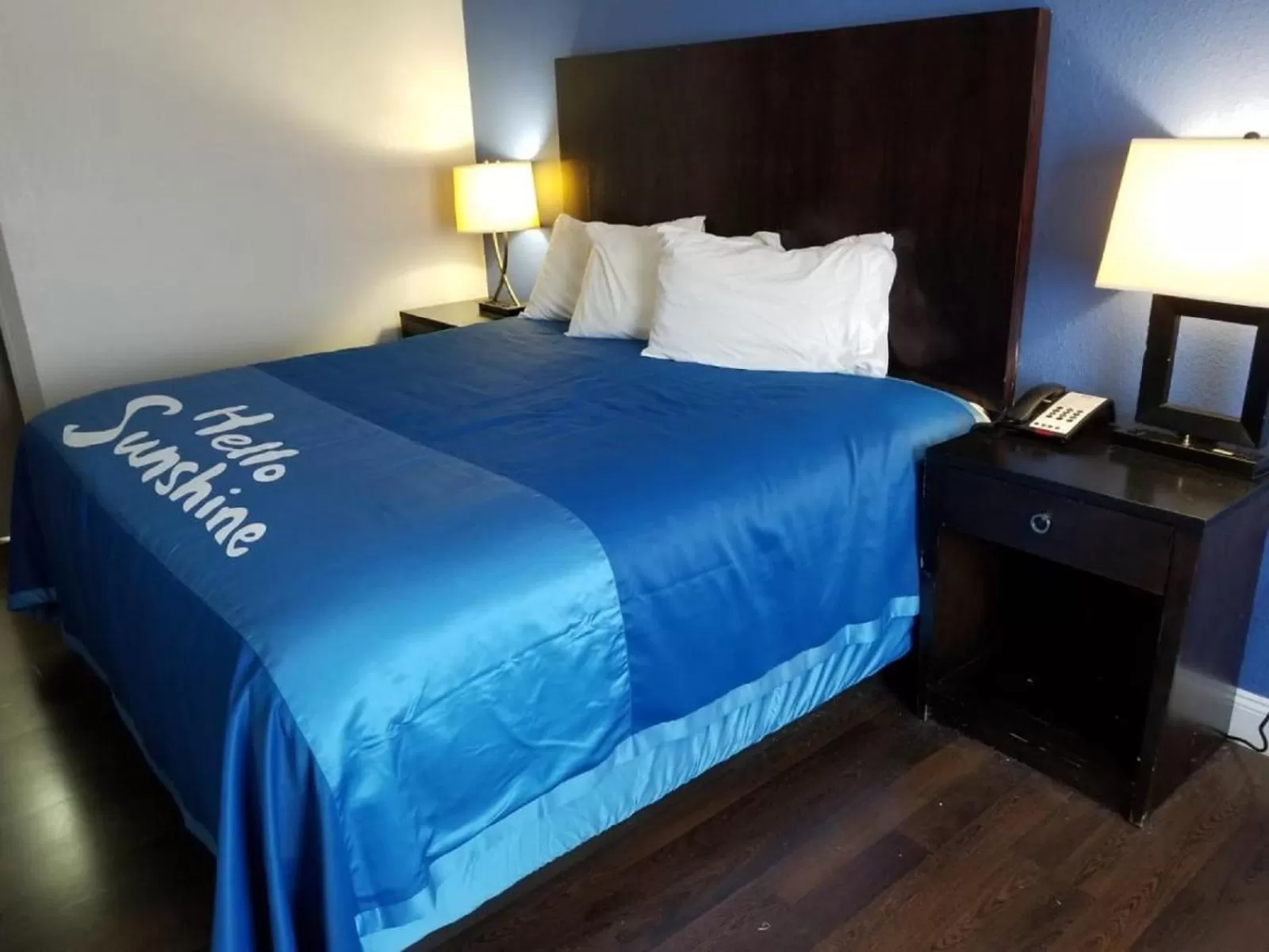 Bed in Days Inn by Wyndham Thomson