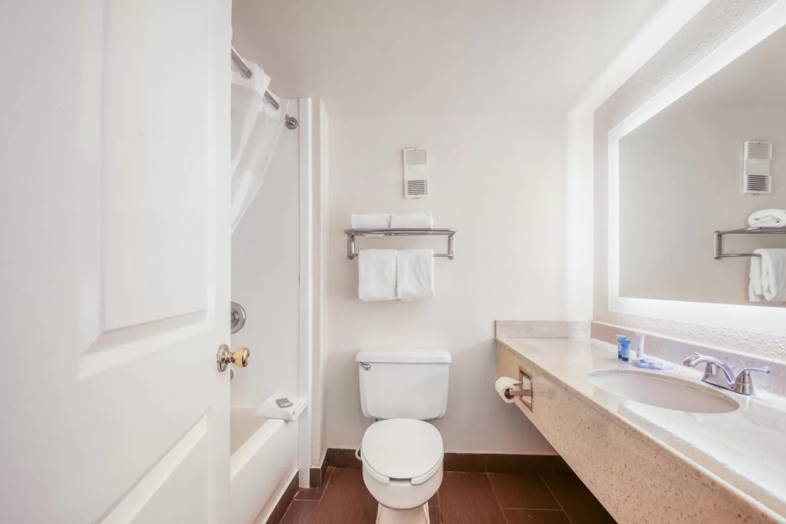 Bathroom in Floridian Express International Drive