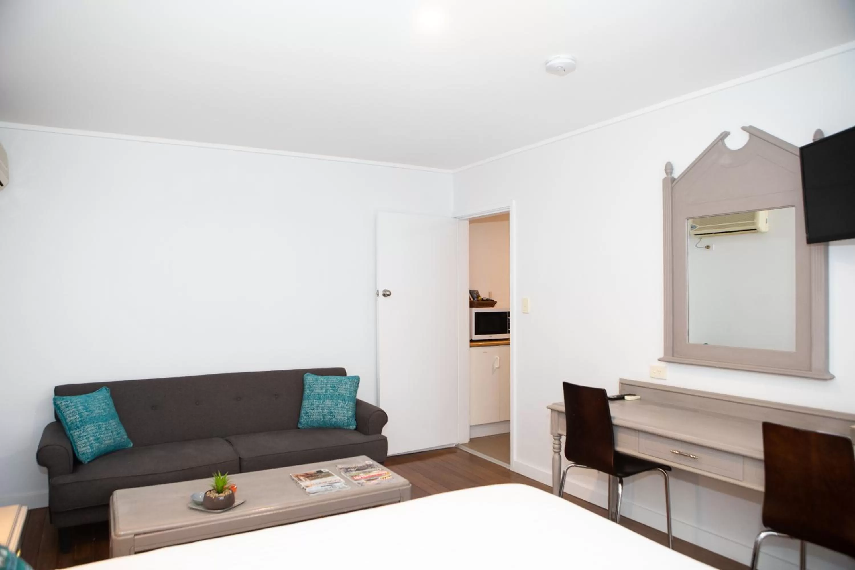 Seating area, Bed in New England Motor Lodge