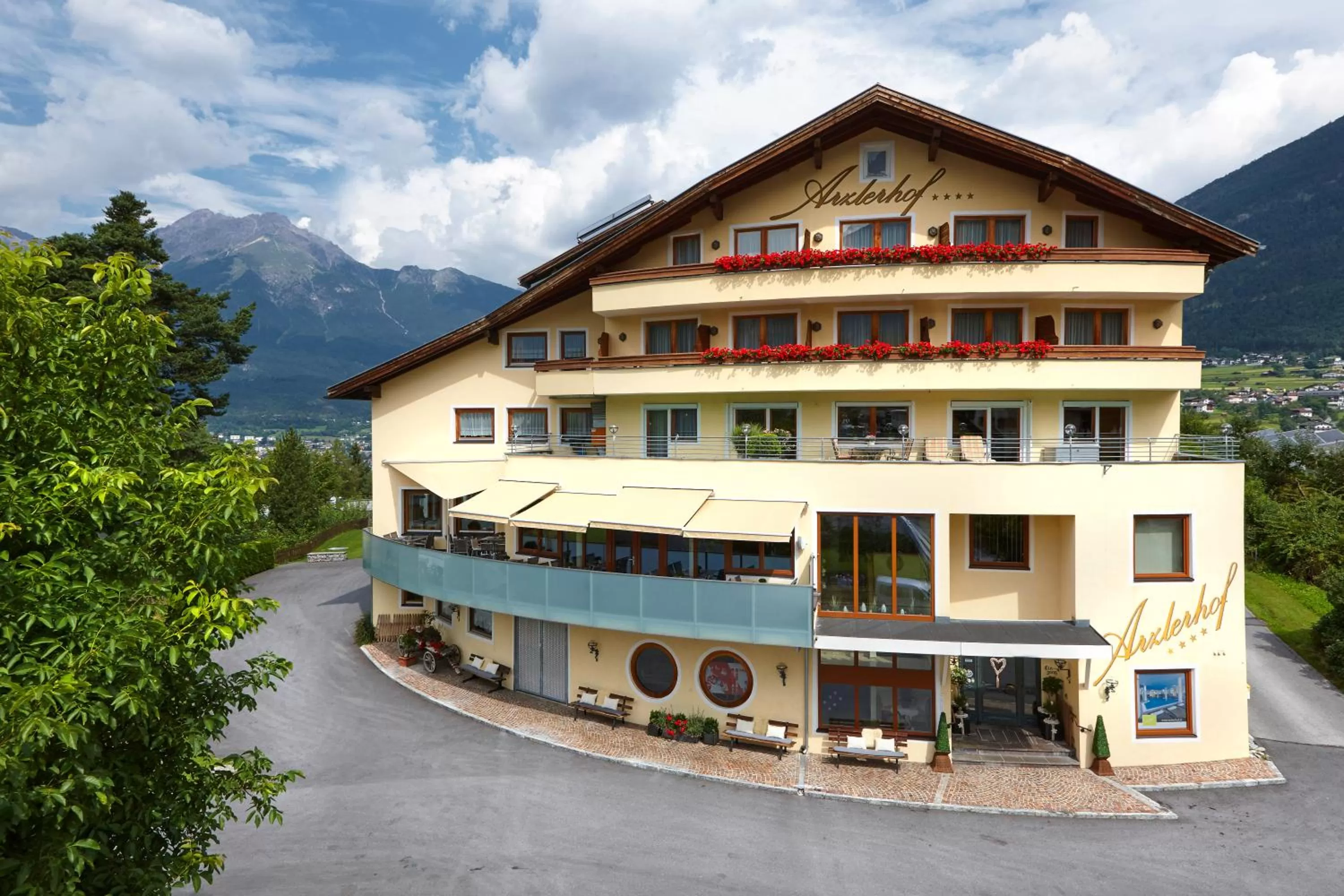 Facade/entrance, Property Building in Hotel Arzlerhof