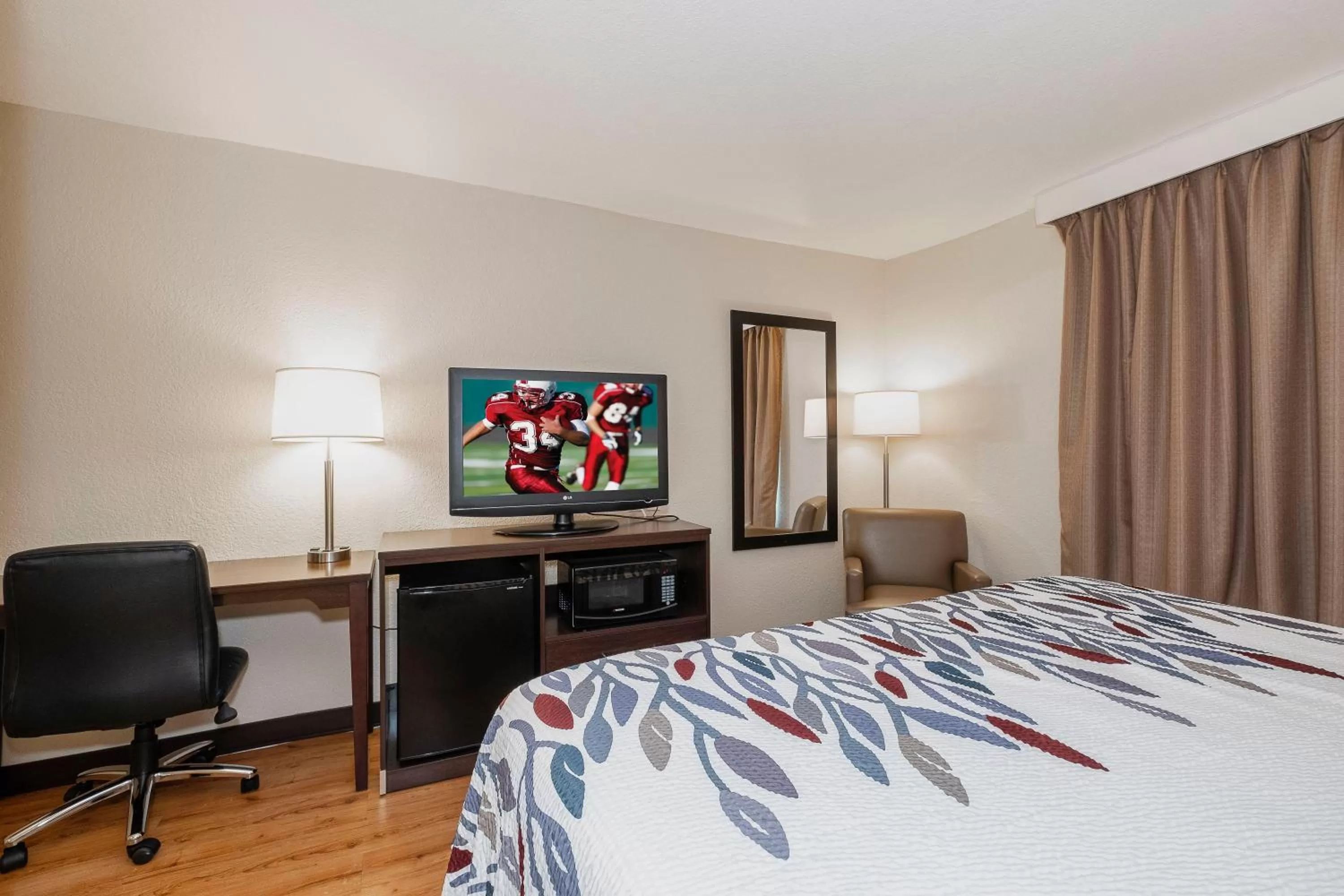 Photo of the whole room, Bed in Red Roof Inn Roanoke Rapids