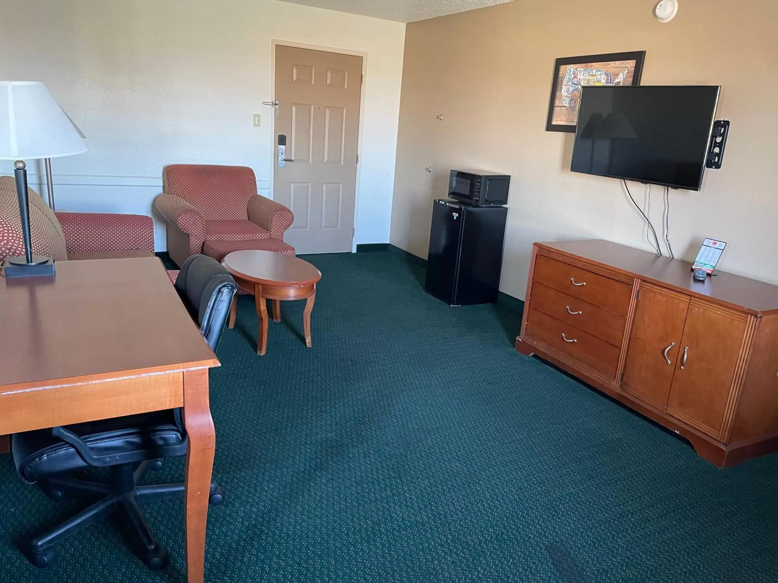 Seating area in Econo Lodge Kalamazoo near Wings Stadium