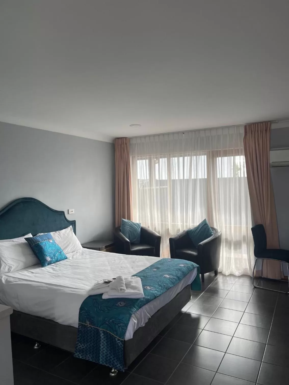 Bedroom, Bed in Town & Country Motor Inn