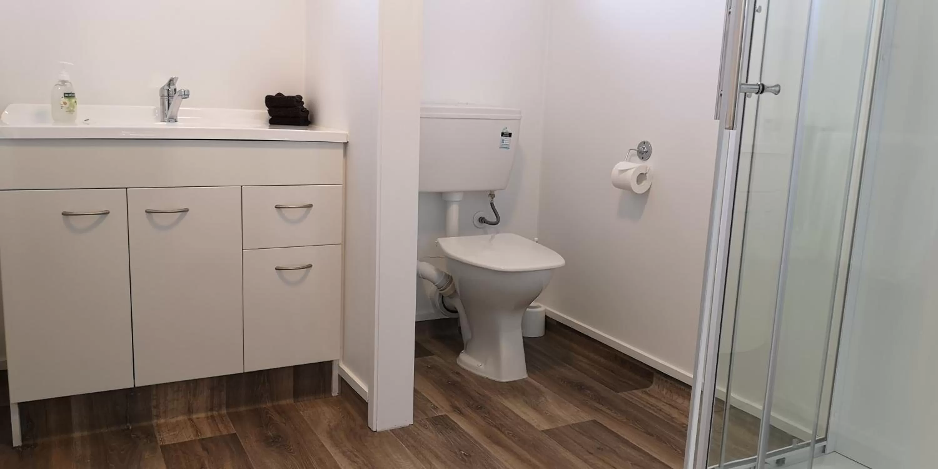 Bathroom in Colonial Lodge Motel