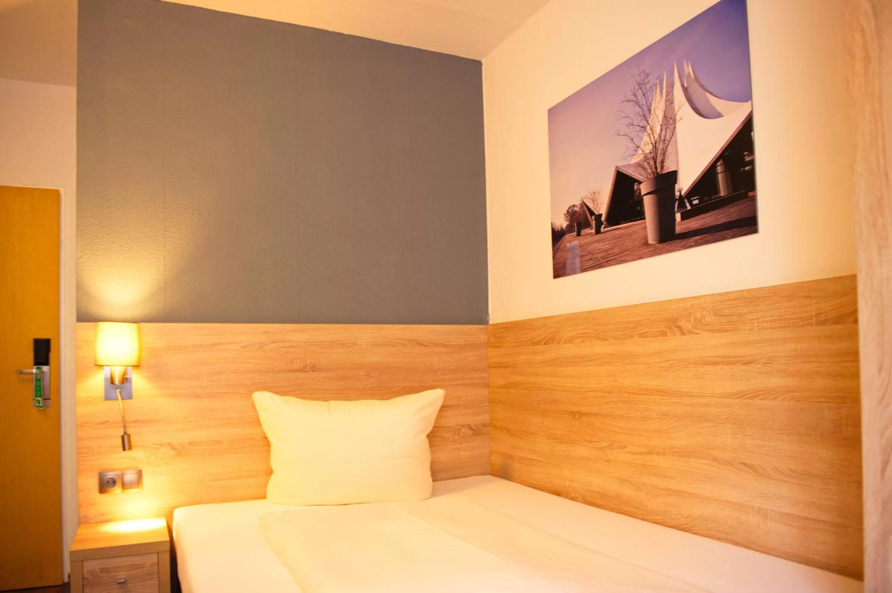 Photo of the whole room, Bed in BlnCty Hotel