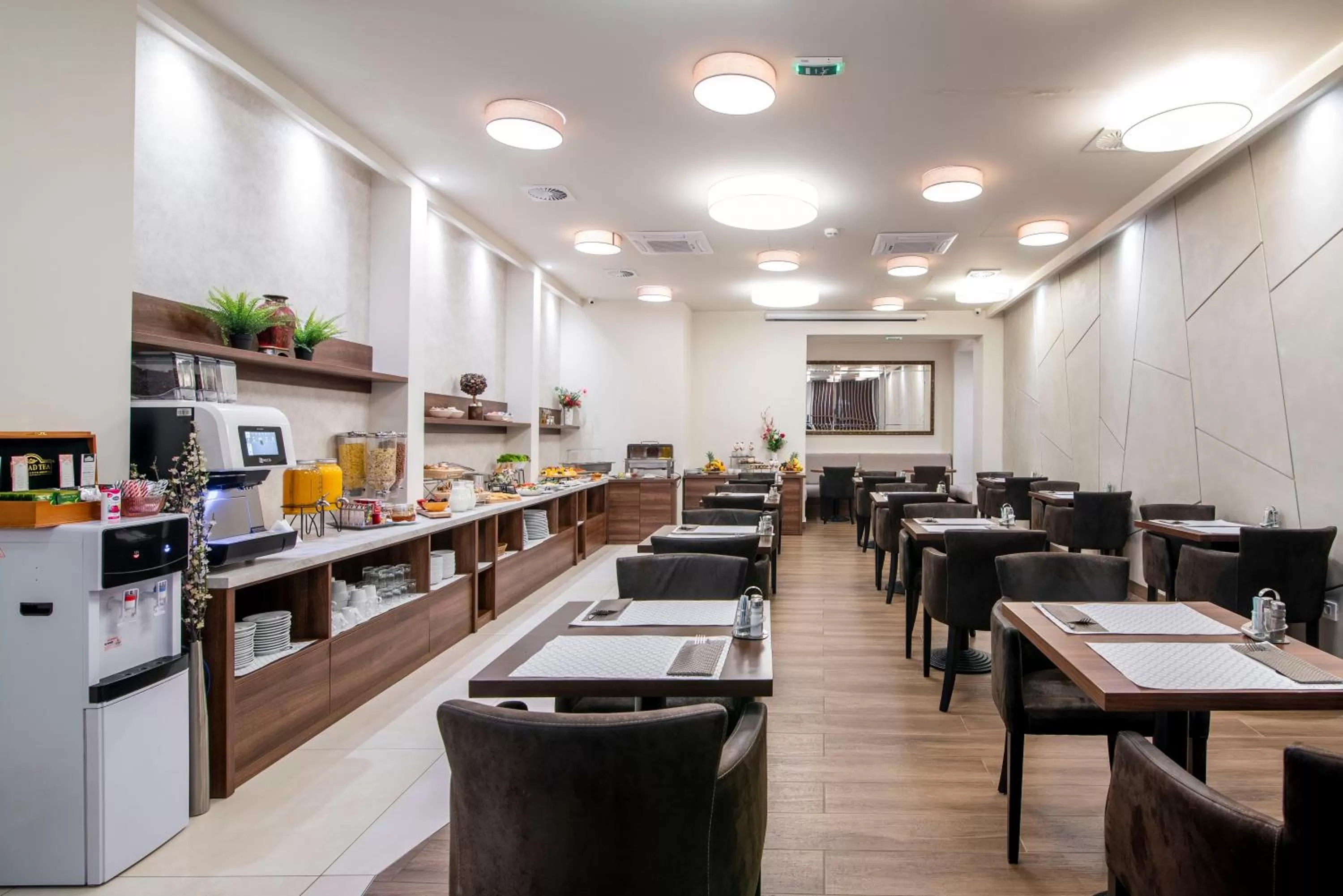 Restaurant/places to eat in Hotel Opera Garni