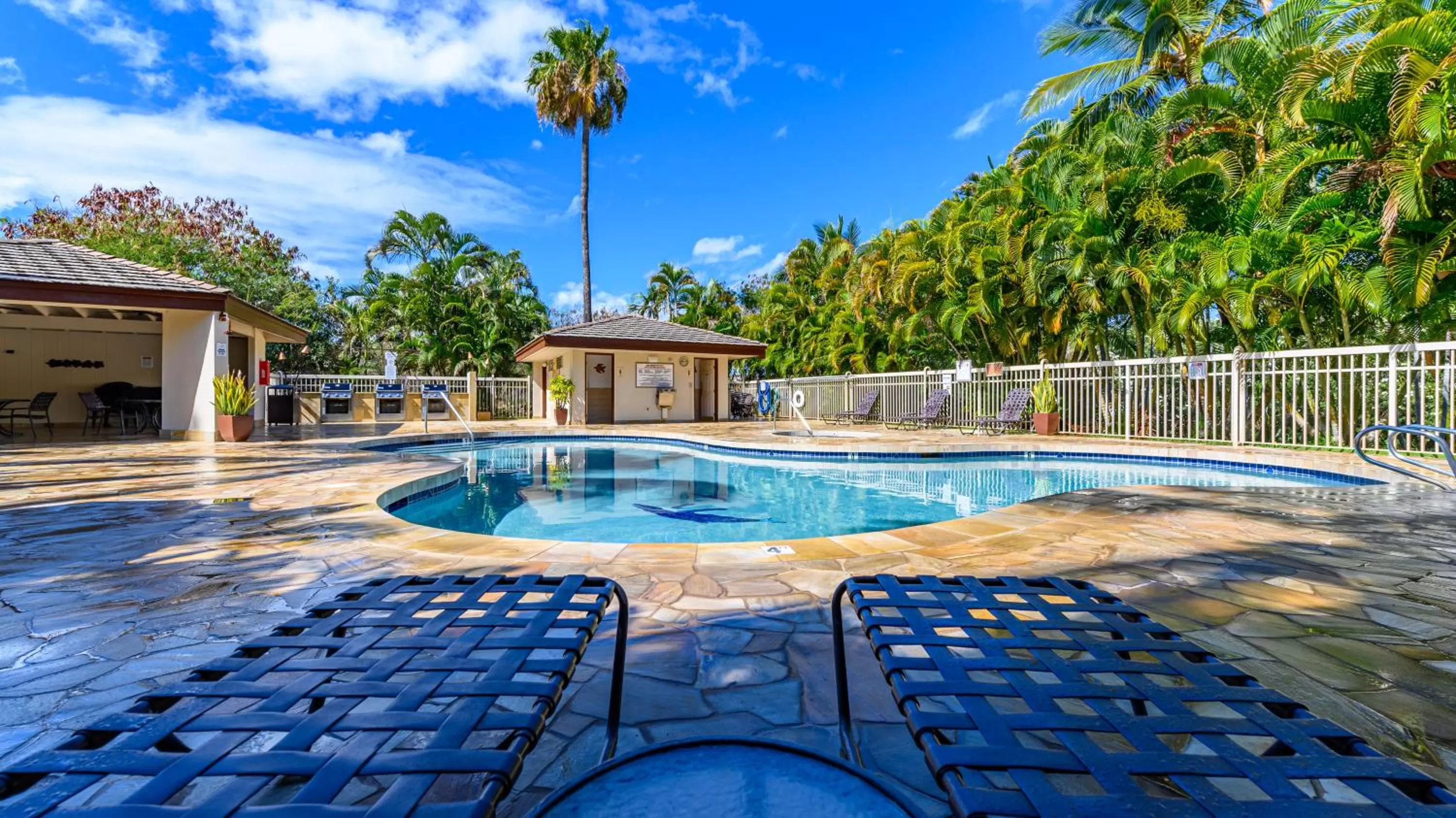 Swimming pool in Castle At Maui Banyan