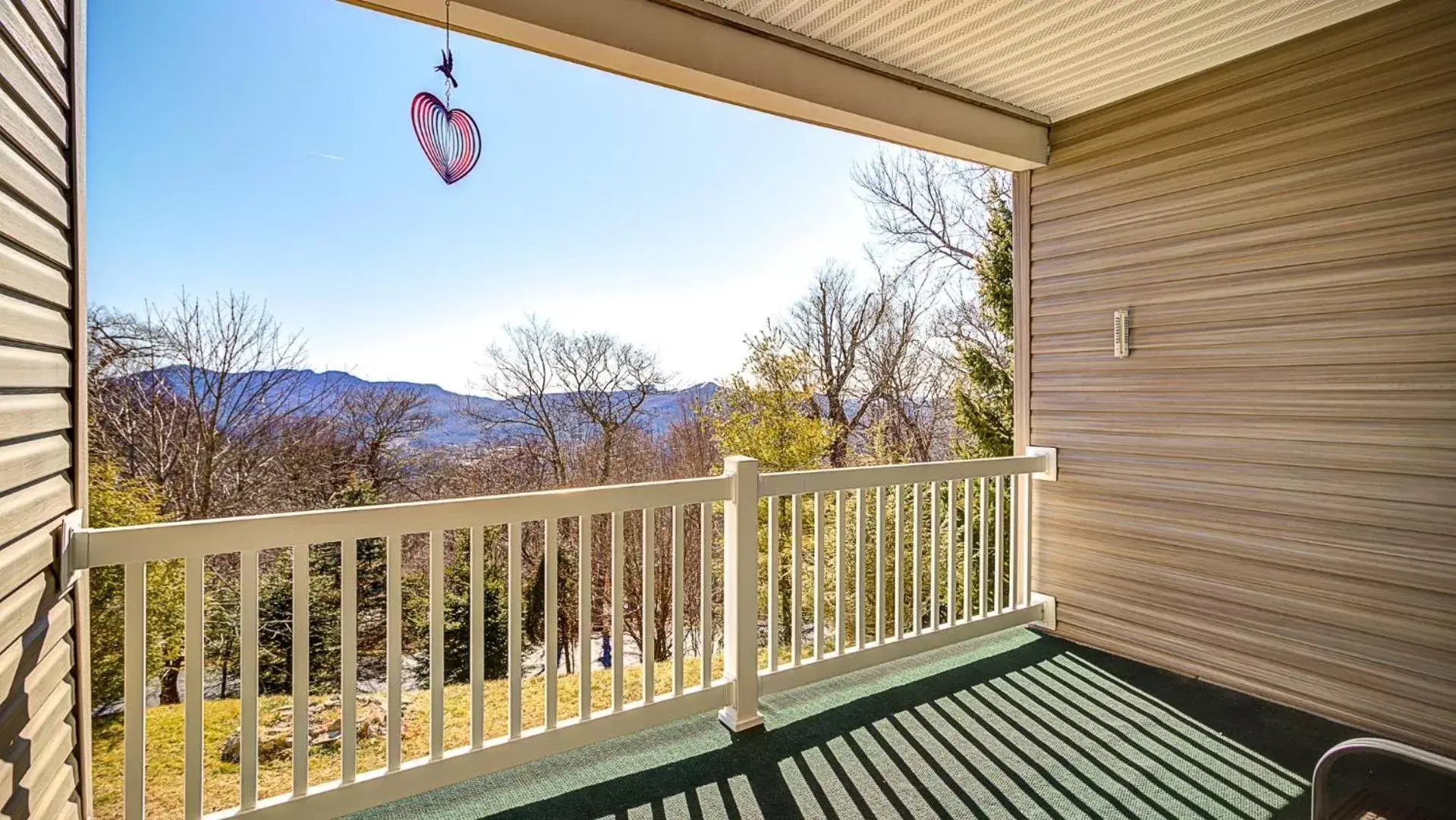 Three-Bedroom Apartment in Klonteska Condominiums By VCI Real Estate Services Three-Bedroom Apartment in Klonteska Condominiums By VCI Real Estate Services