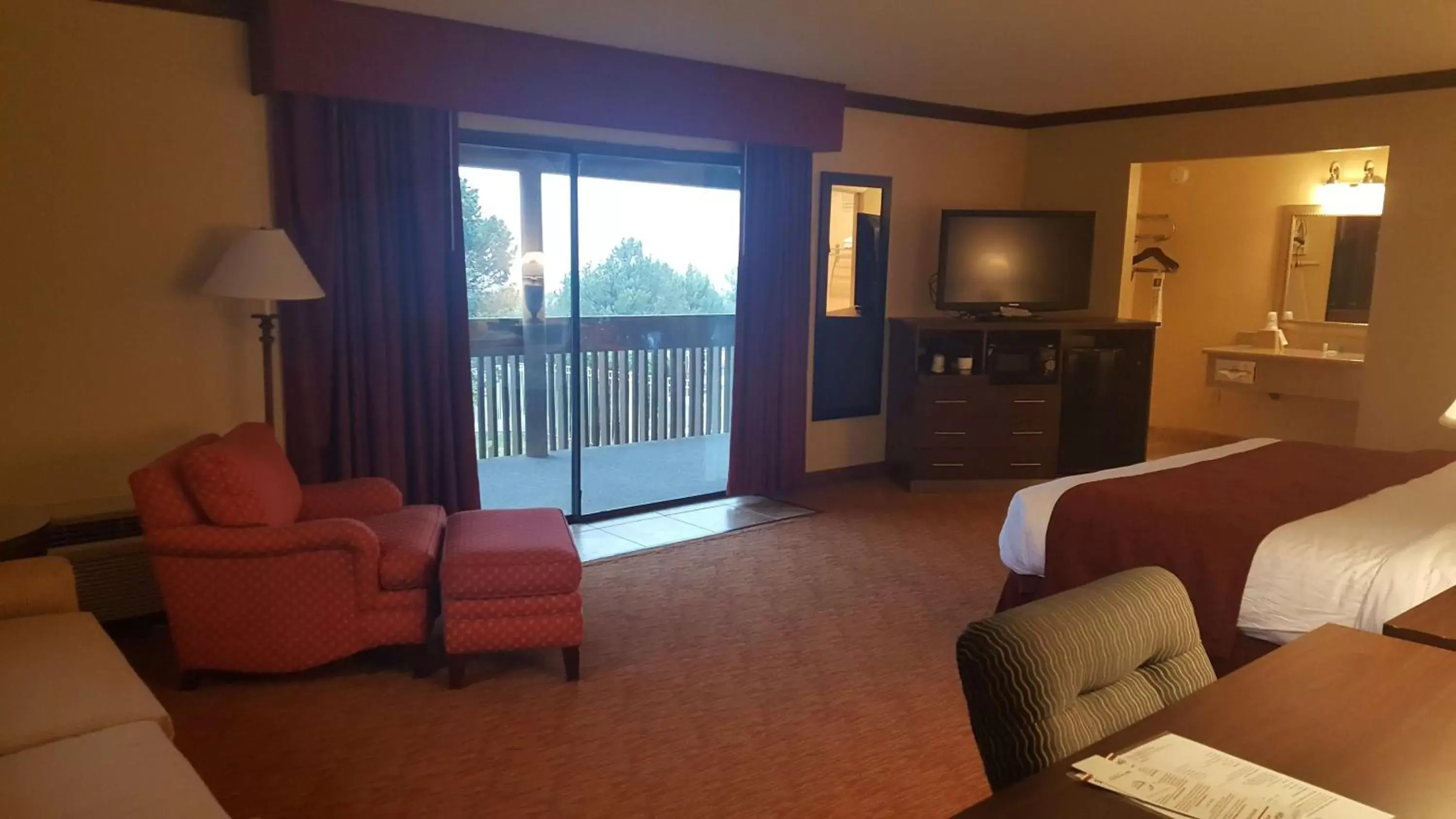 Junior King Suite with Pool View - Smoking in Best Western Pine Springs Inn Junior King Suite with Pool View - Smoking in Best Western Pine Springs Inn