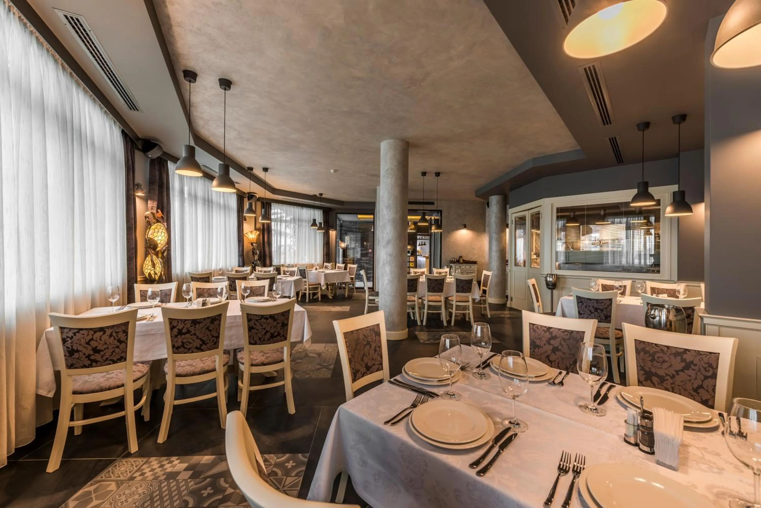 Restaurant/places to eat in All Seasons Residence Design Hotel - Free parking