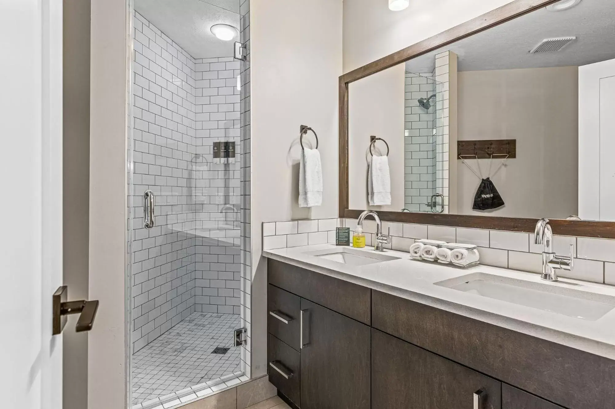 King Plus Queen Bunk Bed - No pets allowed in Northwinds Hotel Canmore King Plus Queen Bunk Bed - No pets allowed in Northwinds Hotel Canmore