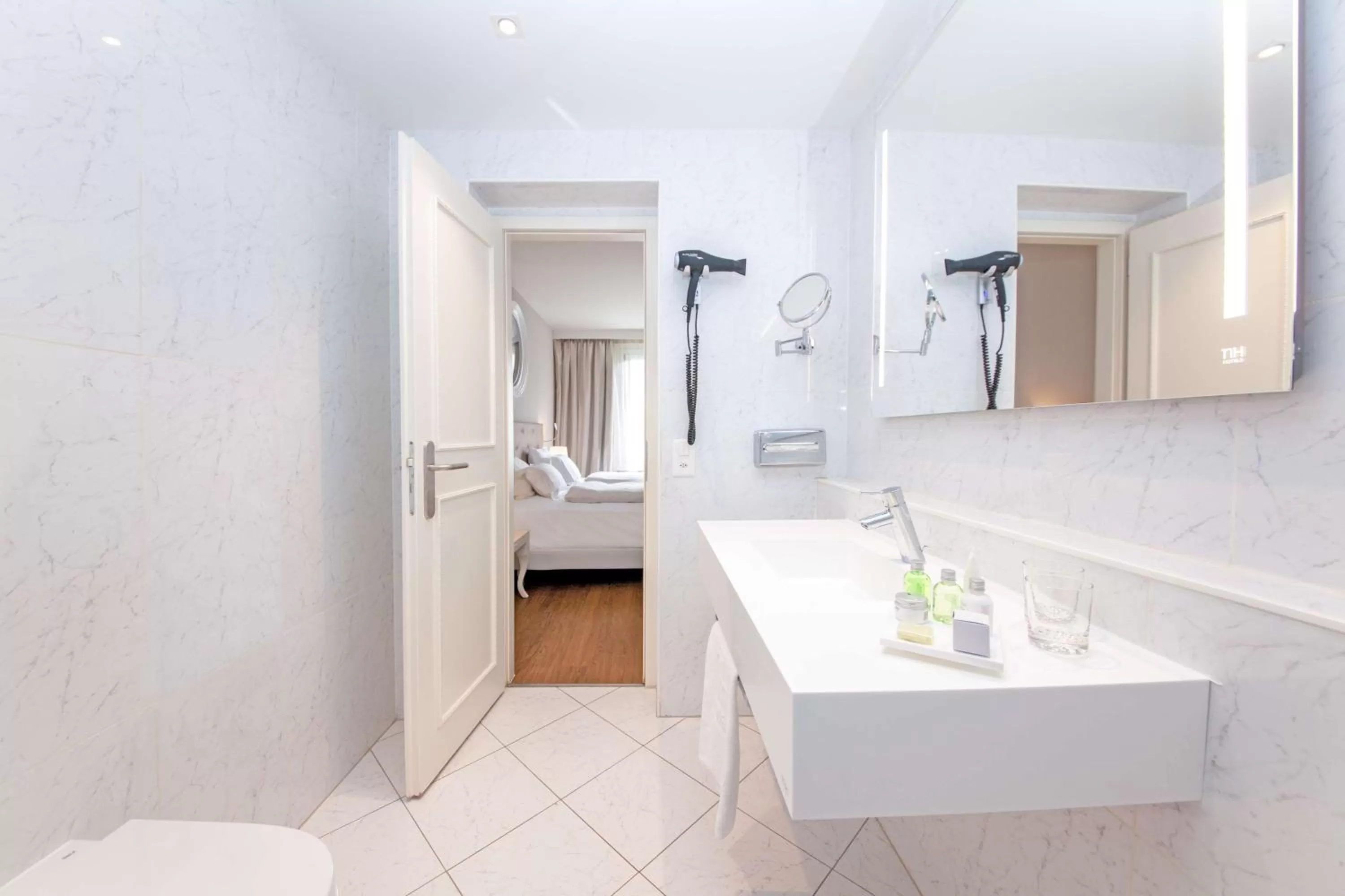 Bathroom in Geneva by Fassbind