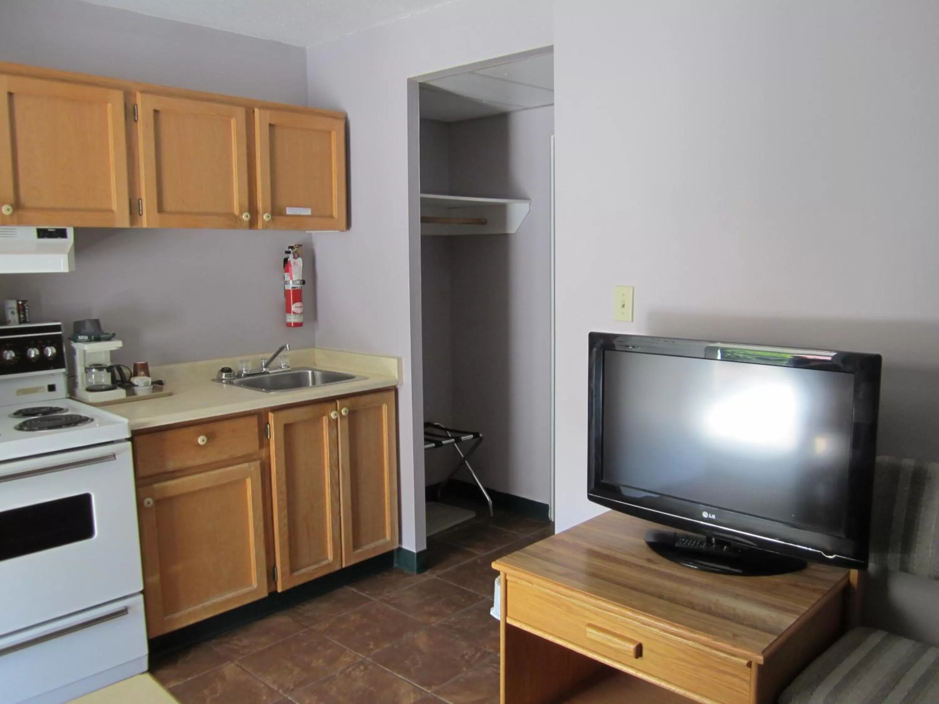 TV and multimedia in Canada's Best Value Desert Inn & Suites